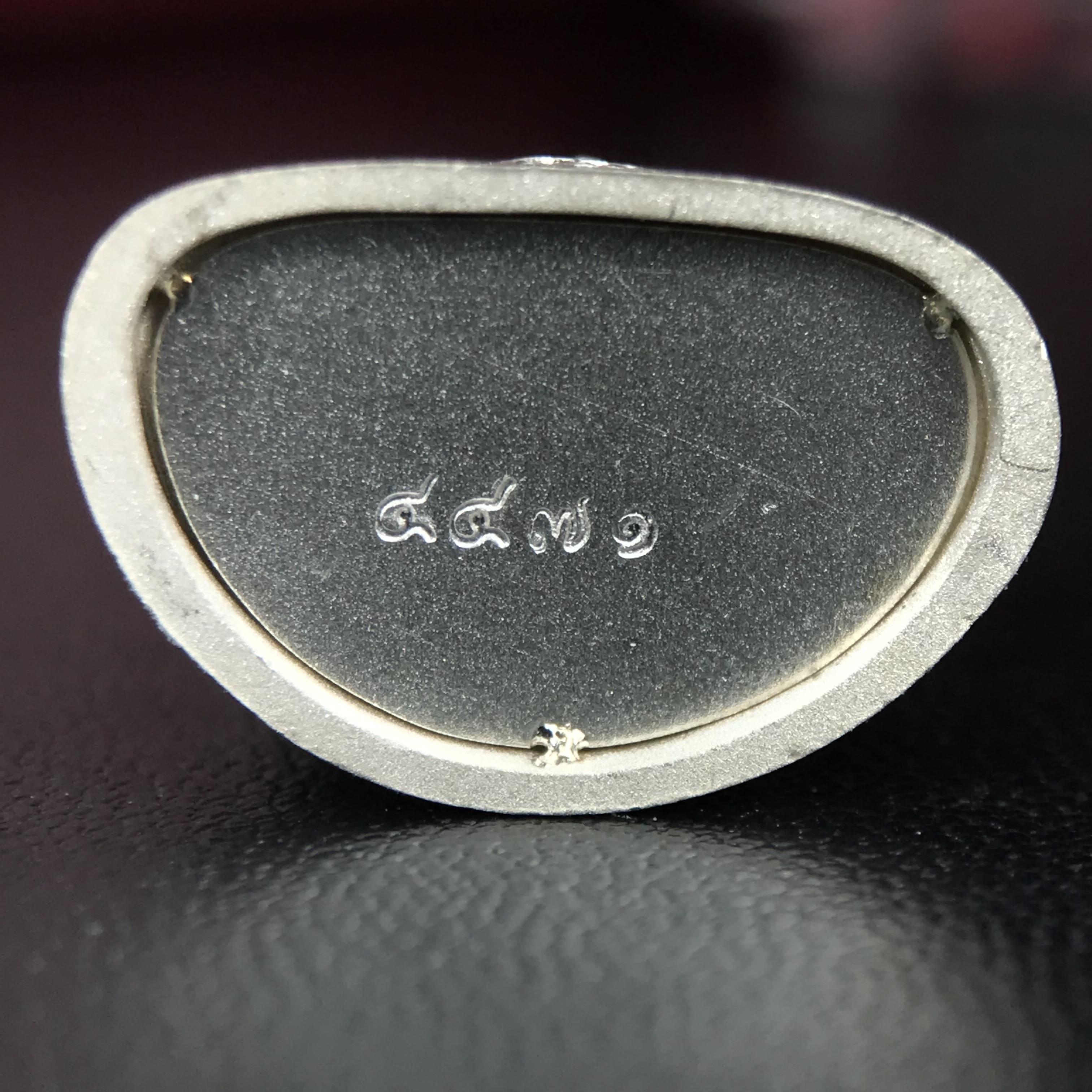 พระแก้วมรกต ภปร.(รุ่นแรก) ปี2545 จัดสร้างในมหาวโรกาส พระบาทสมเด็จพระเจ้าอยู่หัวรัชกาลที่ 9 ครบรอบ 75 พรรษา และฉลองกรุงรัตนโกสินทร์ครบ 220 ปี พิมพ์ลอยองค์ใหญ่ เนื้อเงินบริสุทธิ์ 92.5% ขนาด 19*35 มม. พร้อมกล่องบรรจุเดิม สวยครบสมบูรณ์(องค์หมายเลข ๔๔๗๑)