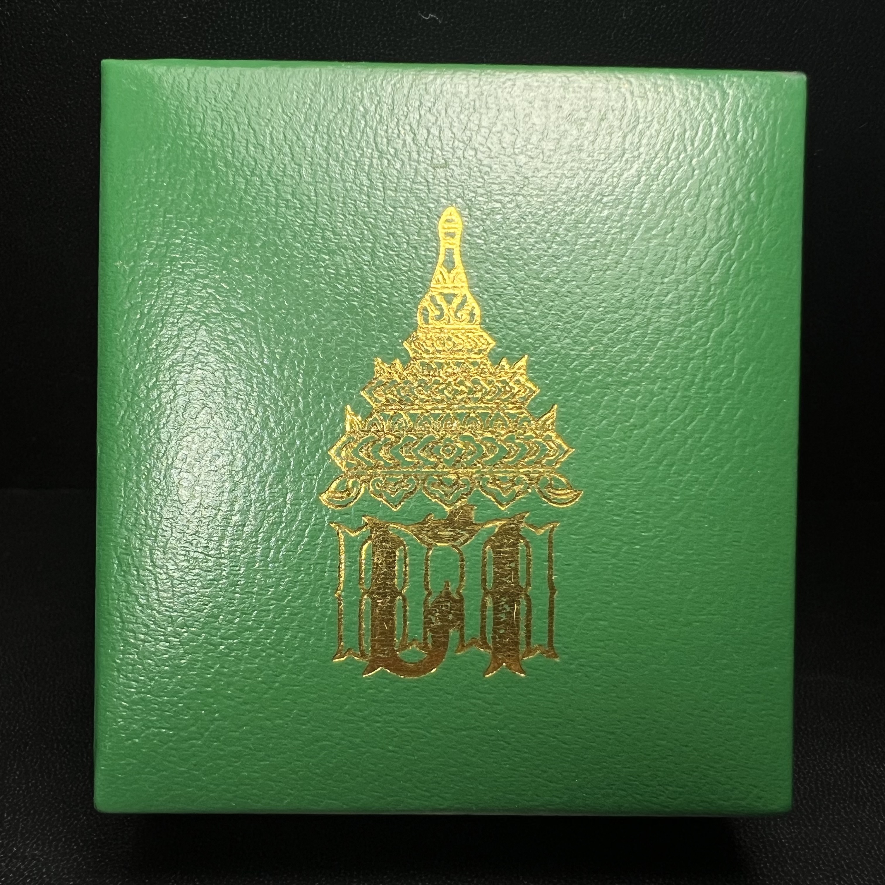 พระพุทธโสธร รุ่น กศก. 120 ปี เนื่องในโอกาสครบ 120 ปี กรมศุลกากร กระทรวงการคลัง จัดสร้าง ปี 2537 เนื้อเงินบริสุทธิ์ 99.9% ผิวขัดเงา(งานบริษัท แพรนด้า จิวเวลรี่)สวยงดงาม ทรงคุณค่า