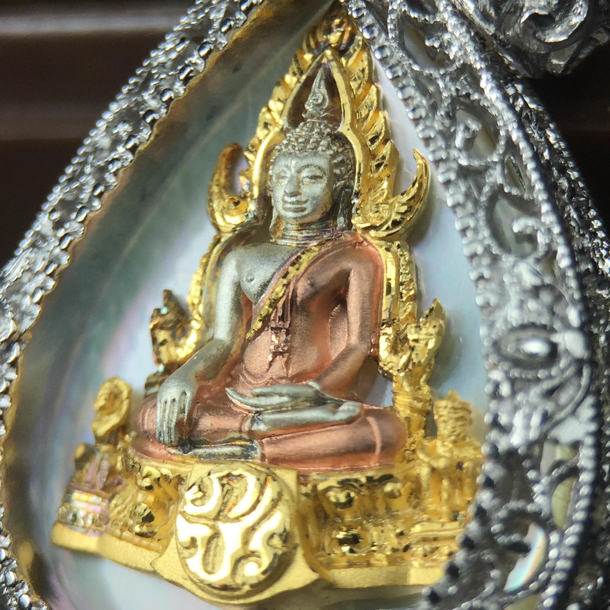 พระพุทธชินราช ภปร. โครงการ "เพราะแผ่นดินนี้ คือ แผ่นดินเกิด" ปี2548(รุ่นแรก) เหรียญทรงใบโพธิ์ ขนาด 21 x 29 มม. เนื้อเงินสามกษัตริย์ องค์พระชุบสามกษัตริย์ ล้อมด้วยกรอบเงินชุบทองคำขาวสลักเสลาเป็นลวดลายละเอียดอ่อน ส่วนพื้นองค์พระเป็นเปลือกหอยมุข