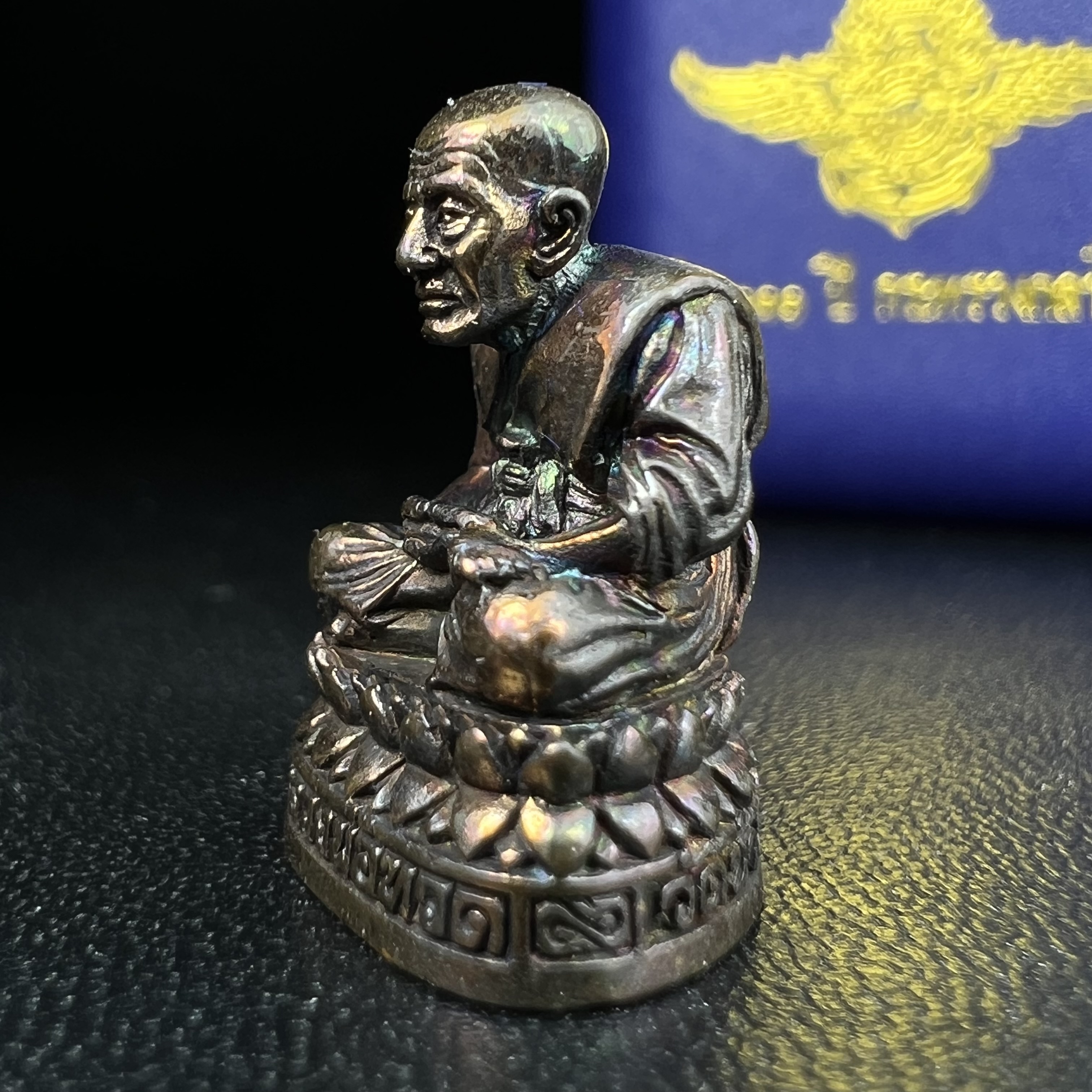 รูปเหมือนหล่อลอยองค์หลวงปู่ทวด รุ่น 111ปี กระทรวงกลาโหม เนื้อนวโลหะรมดำ-ปัดเงา ปี2540 พิธีใหญ่ เข้มขลัง นิยม พร้อมกล่องบรรจุเดิม(คัดสภาพสวยผิวเทพๆผิวรุ้งๆ)ทั้งพิธีทั้งพุทธศิลป์ทรงคุณค่าอีกหนึ่งรุ่นยอดนิยม