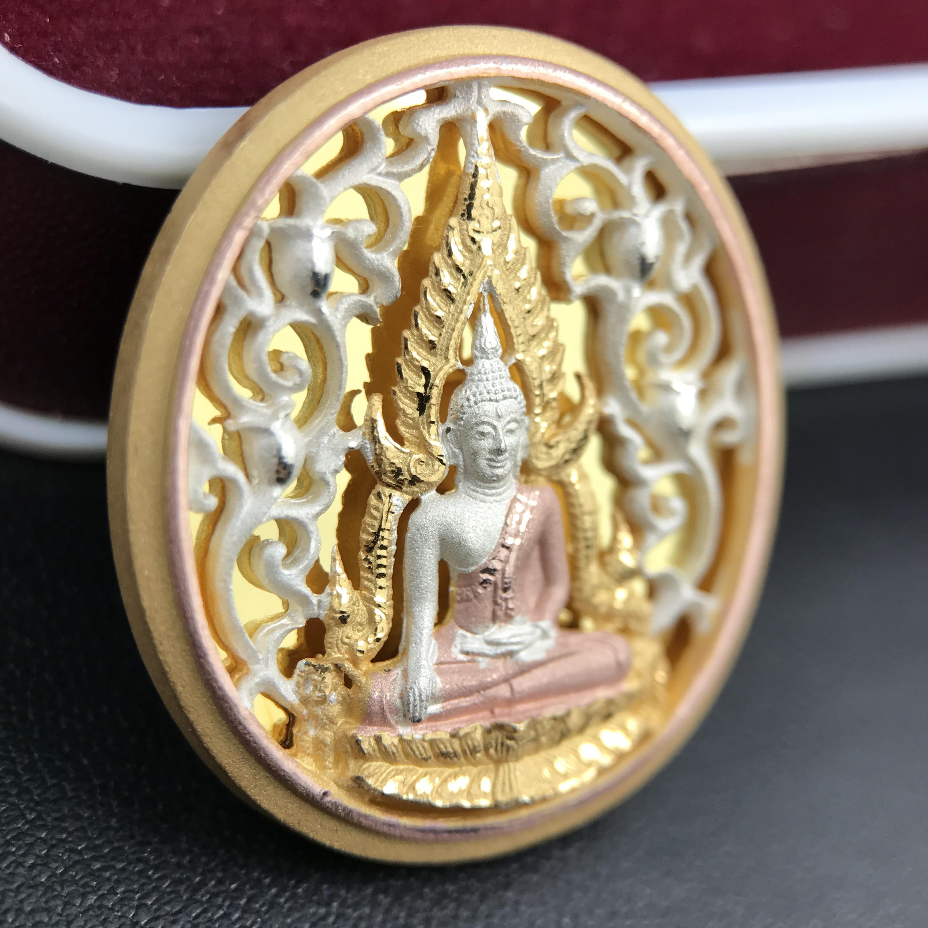 พระพุทธชินราช รุ่น ประวัติศาสตร์ มูลนิธิเพื่อตำรวจไทยจัดสร้าง ปี 2562 เนื้อเงินชุบสามกษัตริย์ขัดเงา พิมพ์เหรียญรูปไข่ฉลุลายไทย พิมพ์ใหญ่ พระพุทธชินราช แบบจิวเวอร์รี่(ขนาดสูง 2.9 ซม.)(สภาพสวยซีนซองเดิม กล่องบรรจุเดิมครบสมบูรณ์)(เลขเรียงสวย องค์หมายเลข 123)