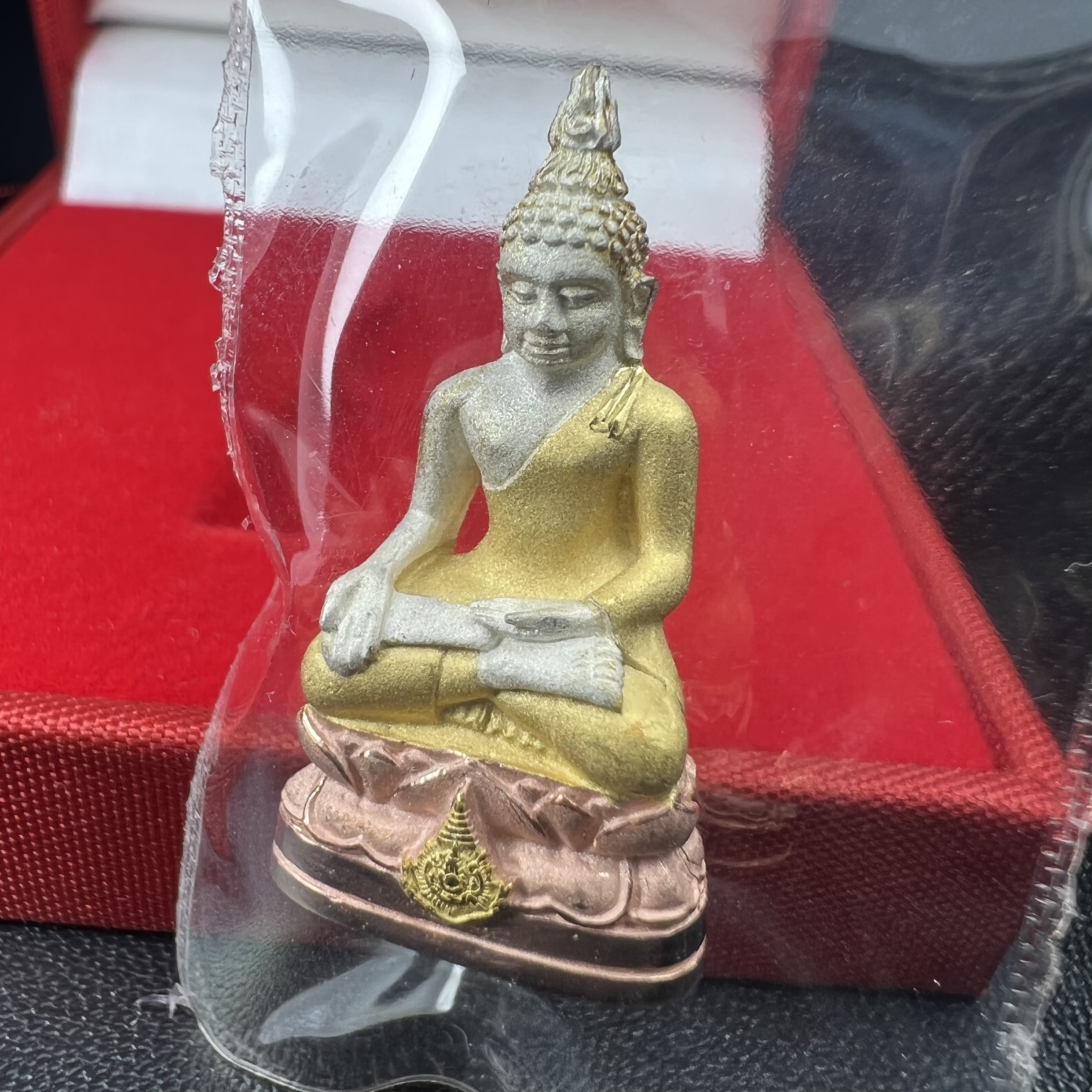 พระไพรีพินาศ รุ่นมหามงคล 72 พรรษา (6 รอบ) ในหลวงรัชกาลที่9 ปี2542 พิมพ์ใหญ่ เนื้อเงินบริสุทธิ์ 99.9% ชุบสามกษัตริย์แบบพ่นทรายขัดเงาบางส่วน(สภาพสวยซีนซองเดิมกล่องบรรจุเดิมครบสมบูรณ์)1 ใน 1500 องค์