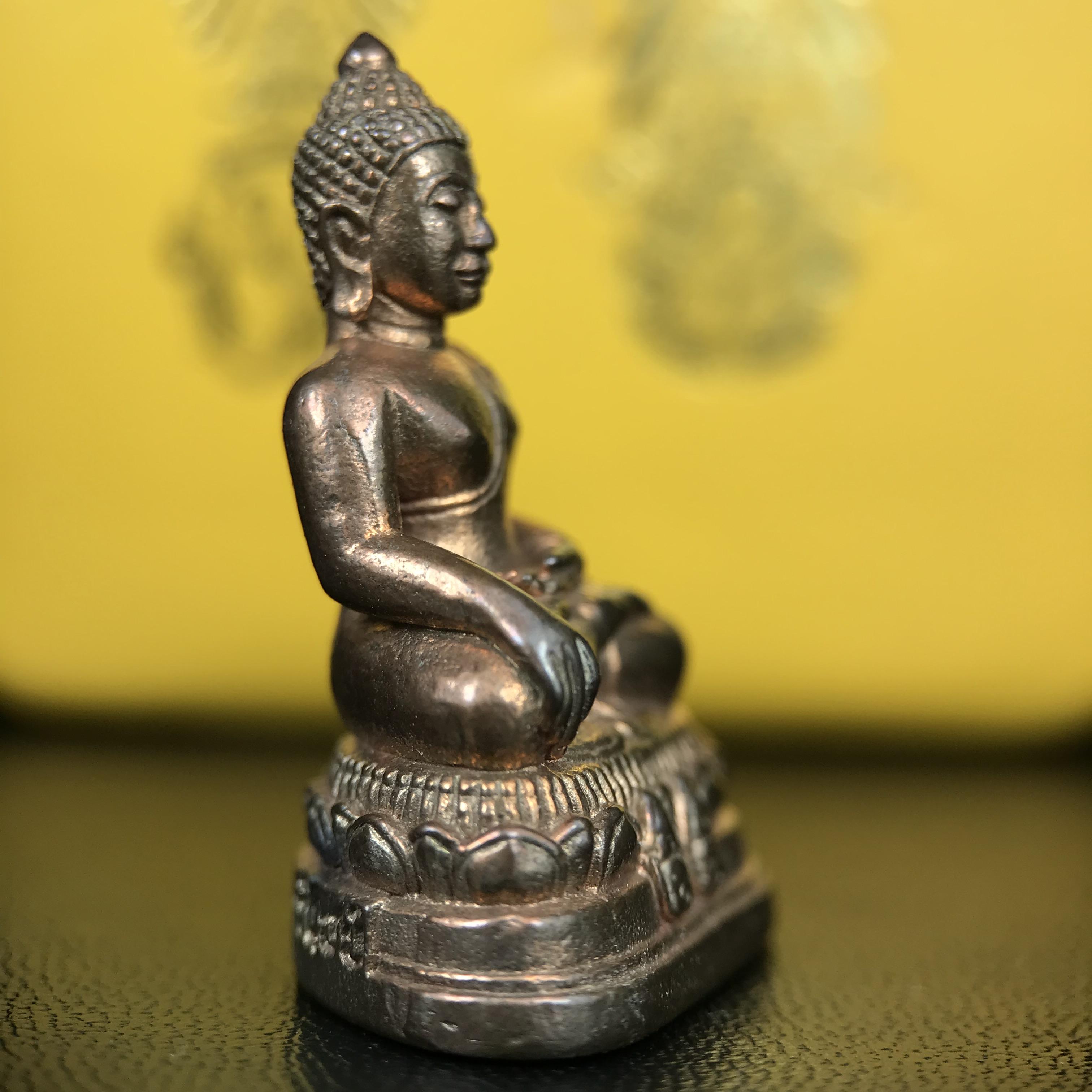 พระกริ่งพระพุทธนรสีห์ จปร.+ภปร. ครบรอบ 100 ปี ธนาคารไทยพาณิชย์ ปี 2550 พระกริ่งเนื้อนวโลหะพิเศษ(หล่อในพิธีเททอง)(หายาก)(พุทธศิลป์งดงาม)ด้านหน้าฐานประดับด้วยตราสัญลักษณ์ "จปร" และ "ภปร" (องค์เทหล่อในพิธีสร้างน้อย หายากมาก)1 ใน 1000 องค์