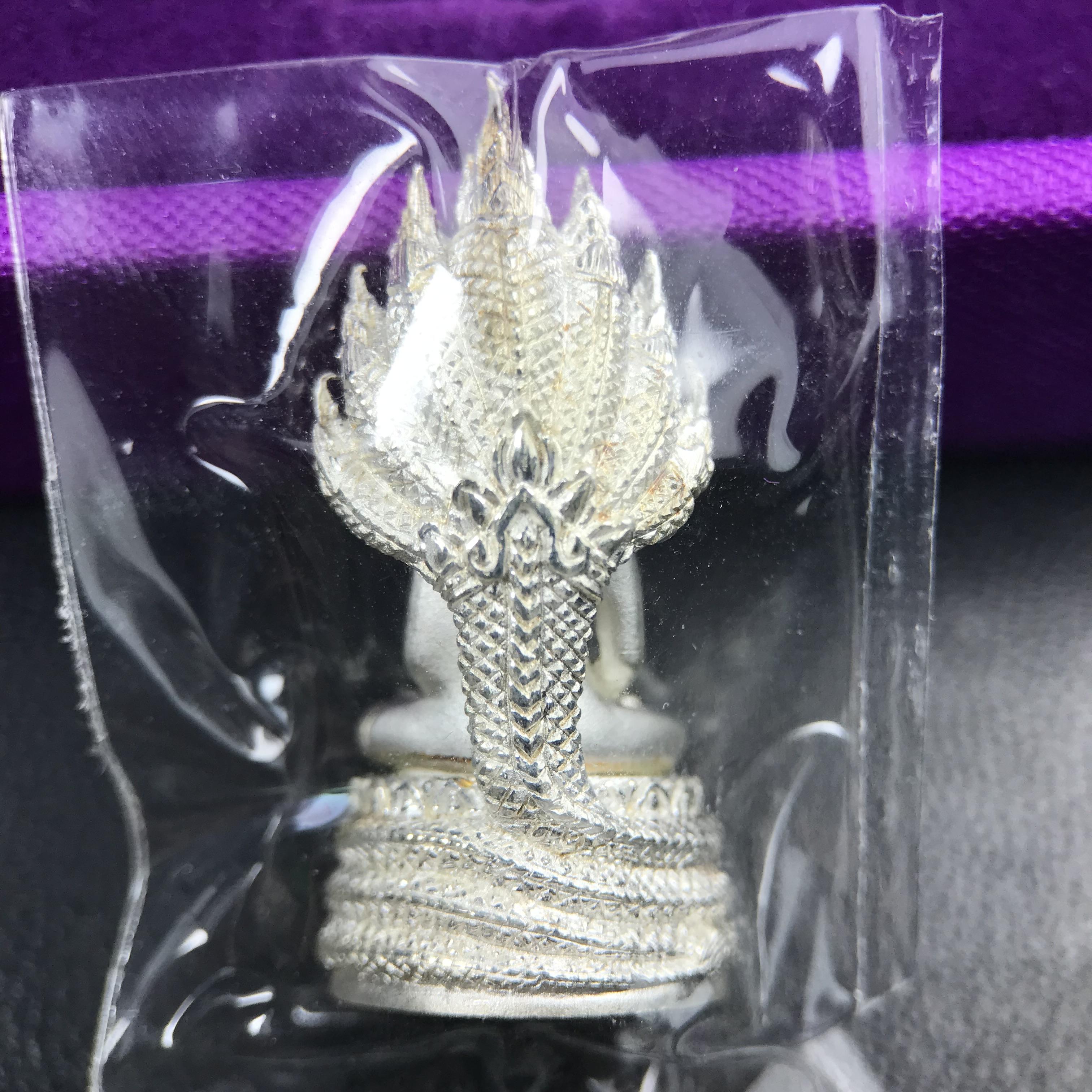 พระนาคปรก สธ. รุ่นสร้างพระอุโบสถเฉลิมพระเกียรติ 4 รอบ 84 พรรษา สมเด็จพระเทพรัตนราชสุดาฯ วัดบวรนิเวศวิหาร ปี 2543 พิมพ์เล็ก เนื้อเงินบริสุทธิ์ แบบพ่นทรายขัดเงาบางส่วน(สภาพ สวย ซีนซองกล่องบรรจุเดิมครบ)พิธีใหญ่ พุทธศิลป์งดงาม หายาก (1 ใน 2999 องค์)