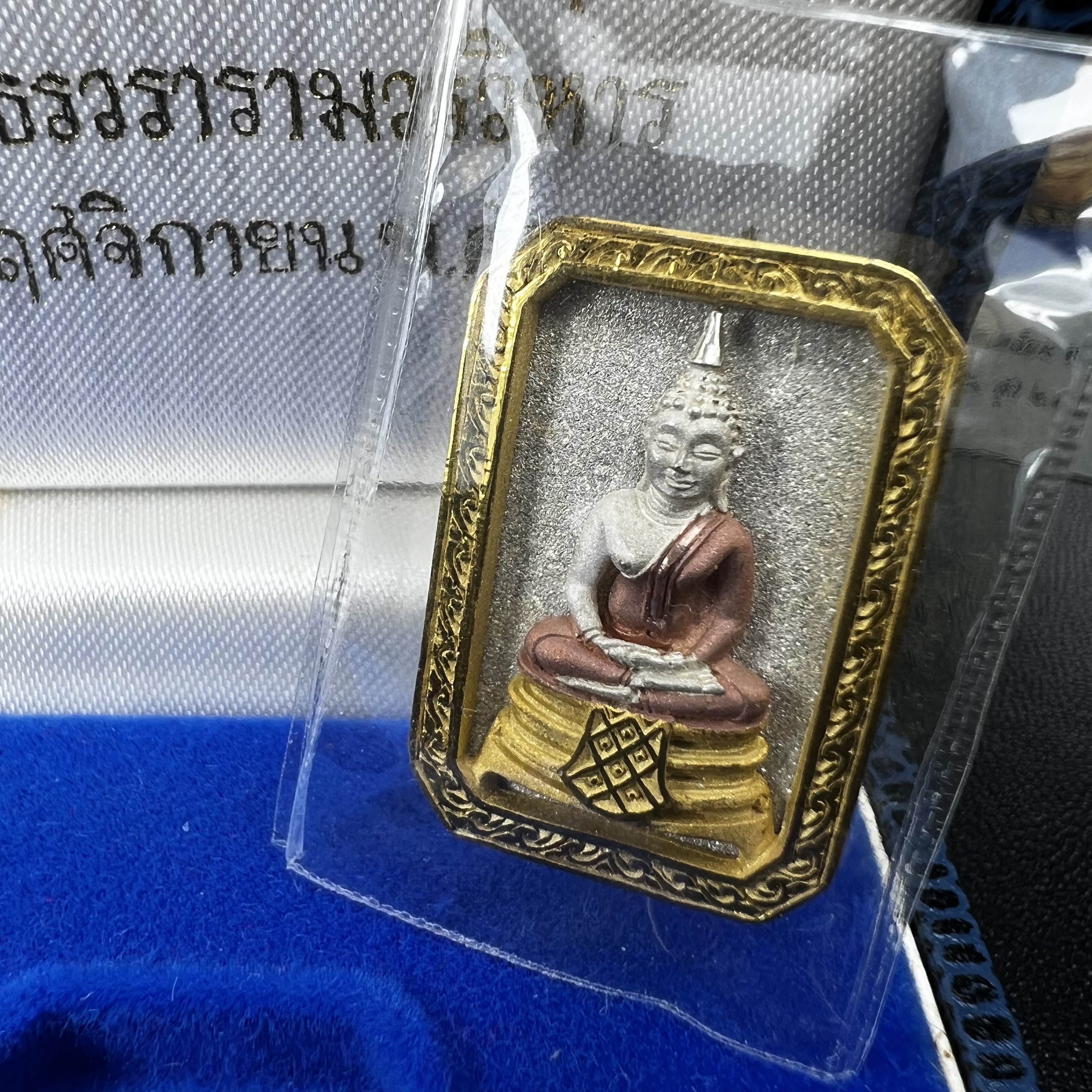 พระพุทธโสธร(หลวงพ่อโสธร) รุ่นสร้างอุโบสถ ปี2539 เนื้อเงินสามกษัตรย์ พิมพ์แปดเหลี่ยม(หายาก) สภาพสวยผิวเดิมซีนซองเดิมกล่องบรรจุการ์ดใบรับรองเดิมครบสมบูรณ์