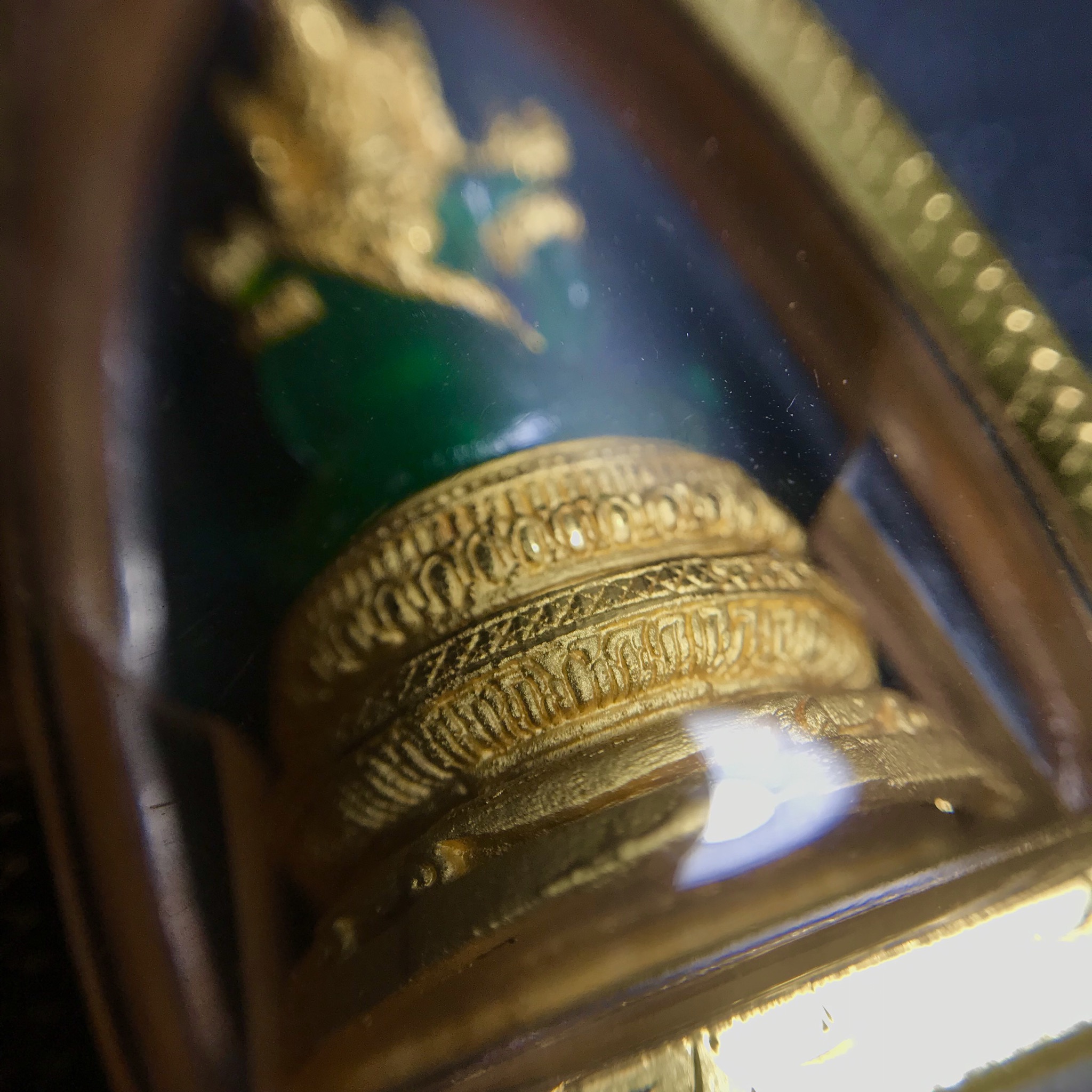 พระแก้วมรกต ภปร. ปี2547 จัดสร้างโดย รพ.ภูมิพลฯ เนื้อเรซิ่นหุ้มทองคำพิมพ์ลอยองค์ หน้าตัก 1/2 นิ้ว เลี่ยมกรอบทองคำแท้พร้อมใช้