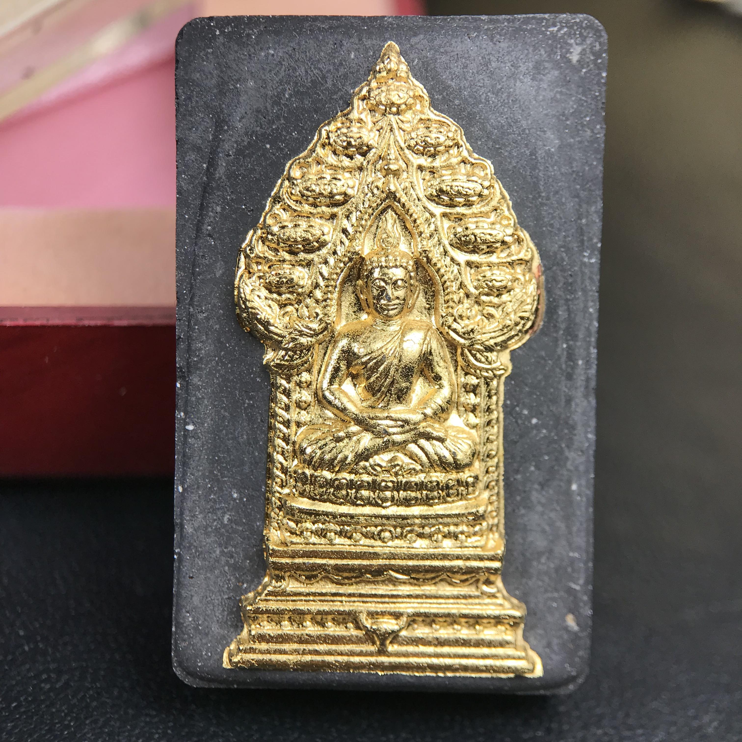 พระนิรันตรายสองกษัตริย์ มหาพุทธานุภาพแห่งแผ่นดิน ปี2552 "พระผู้ปกป้องคุ้มครองจากภัยอันตรายทั้งปวง" พระผงพิมพ์สมเด็จหน้าปัดทองสีดำด้านหลังปัดทอง เชิญอักษรพระปรมาภิไธยสองกษัตริย์(จปร.และ วปร.) พร้อมกล่องบรรจุเดิมครบชุด