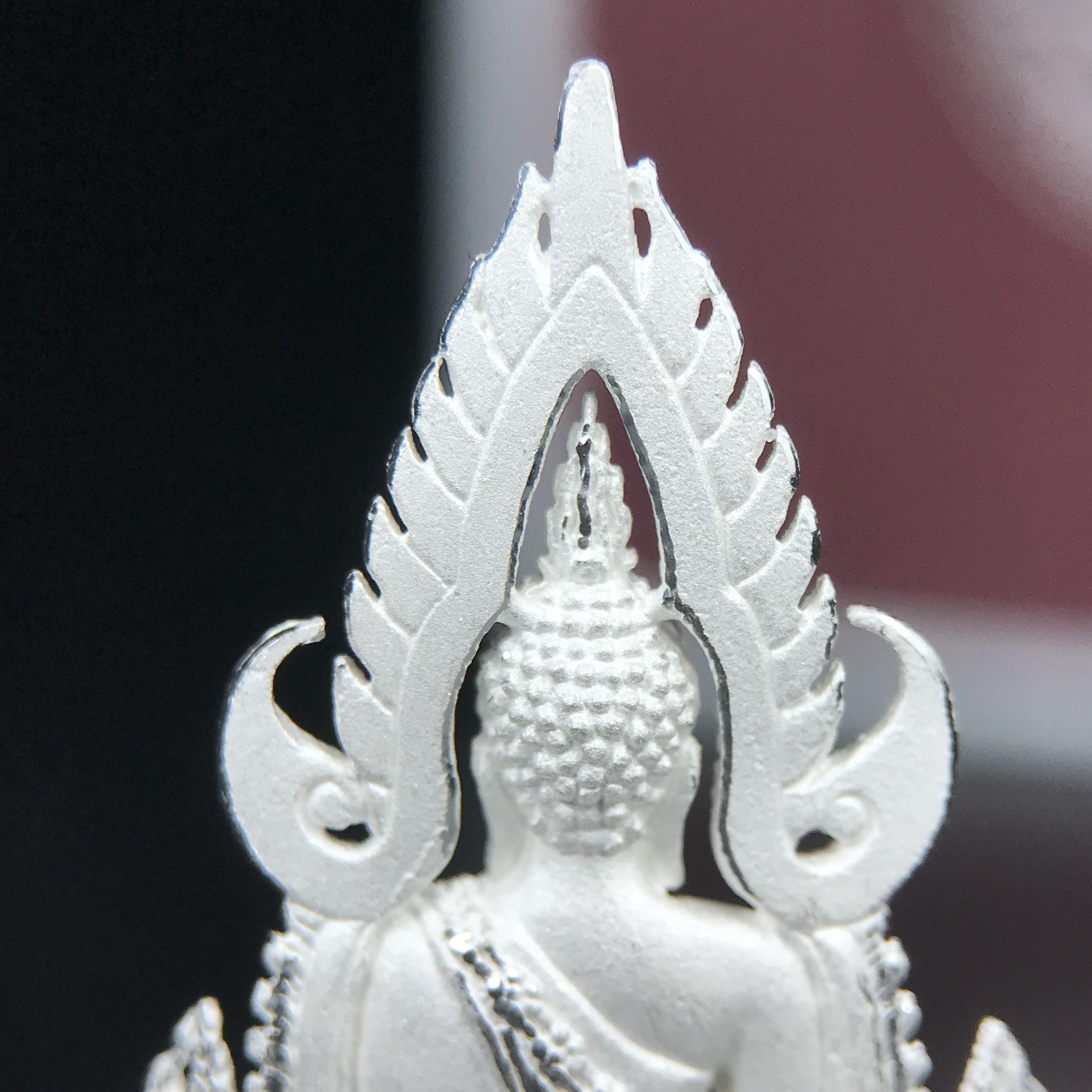 พระพุทธชินราช รุ่น ประวัติศาสตร์ มูลนิธิเพื่อตำรวจไทยจัดสร้าง ปี 2562 เนื้อเงินขัดเงา พิมพ์พระพุทธชินราช ลอยองค์ แบบจิวเวอร์รี่(ขนาดสูง 3.5 ซม.) (สภาพ สวย ซีนซองเดิม กล่องบบรรจุเดิมครบสมบูรณ์)