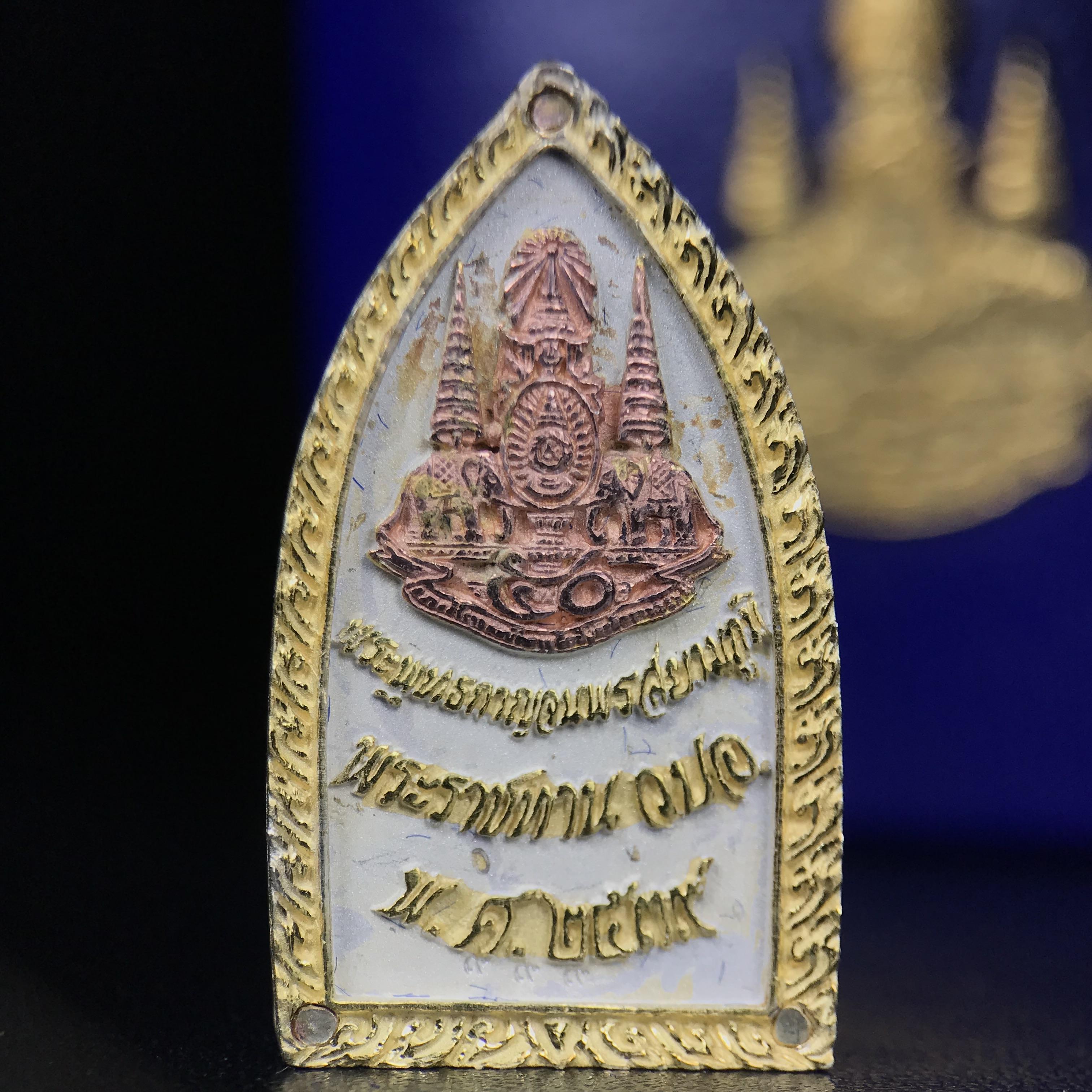 พระพุทธกาญจนพรสยามภูมิ ภปร. ปี 2539 เนื้อเงินสามกษัตริย์พื้นทรายประกาย(ผิวเดิมสวย) พิมพ์ทรงใบขนุน ขนาด3.2ซม. พระพุทธรูปประจำพระชนมวาร รัชกาลที่9 จัดสร้างในวโรกาสทรงครองสิริราชสมบัติครบ50ปี(องค์หมายเลขมหามงคลเลข ๙๙๙(เจริญก้าวหน้าในทุกด้าน)(1 ใน 5000 องค์)