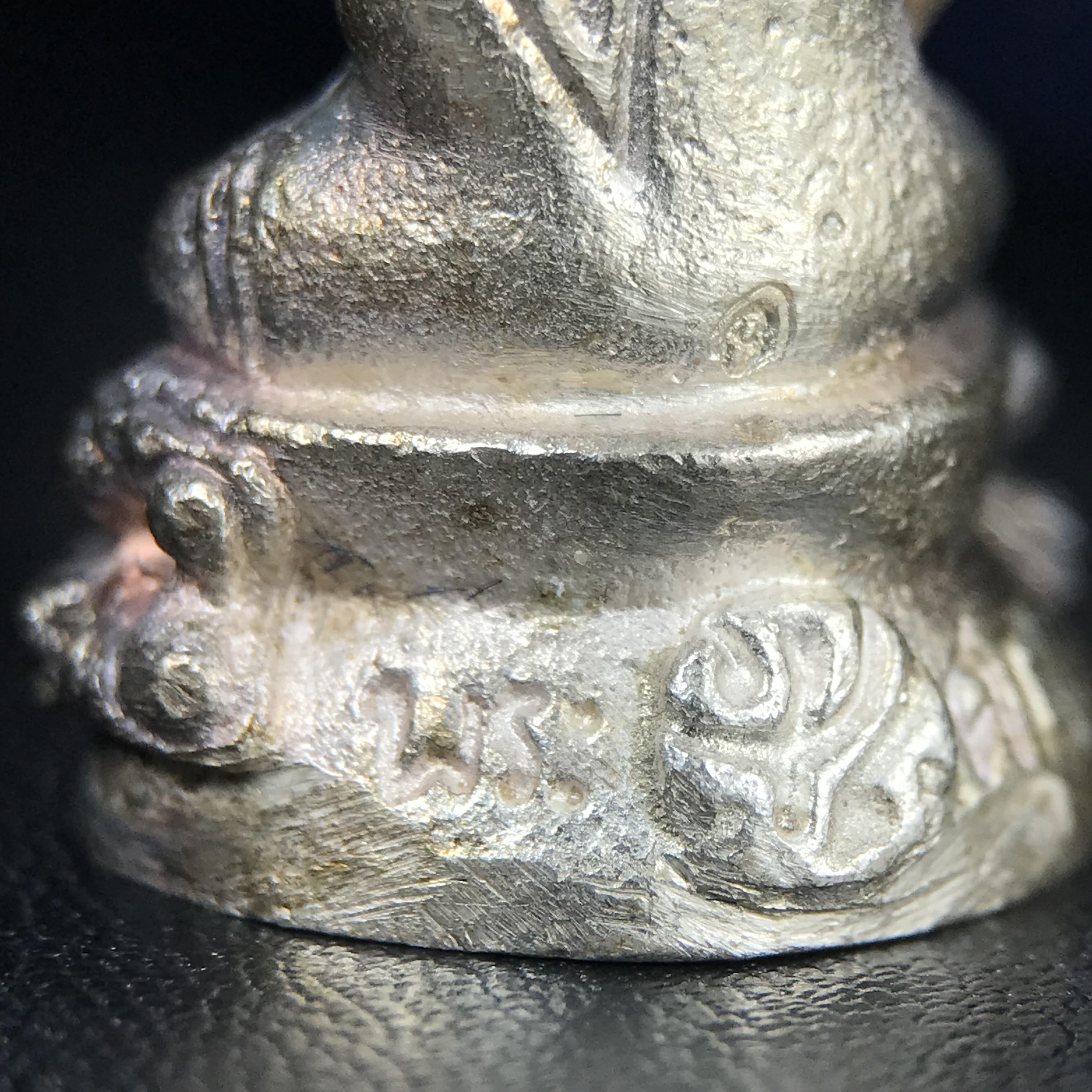 พระกริ่งศาสดา ภปร. วัดบวรนิเวศวิหาร ปี 2532 จัดสร้างในโอกาสสองทศวรรษรามาธิบดี เพื่อศูนย์การแพทย์สิริกิติ์ เนื้อเงิน(ผิวเดิมสวยงาม) (พิธีใหญ่ มวลสารมงคล สวยงามเข้มขลัง)สมเด็จพระญาณสังวร สมเด็จพระสังฆราชฯเสด็จเททอง***ตอกโค๊ตหมายเลข ๒๙๘***