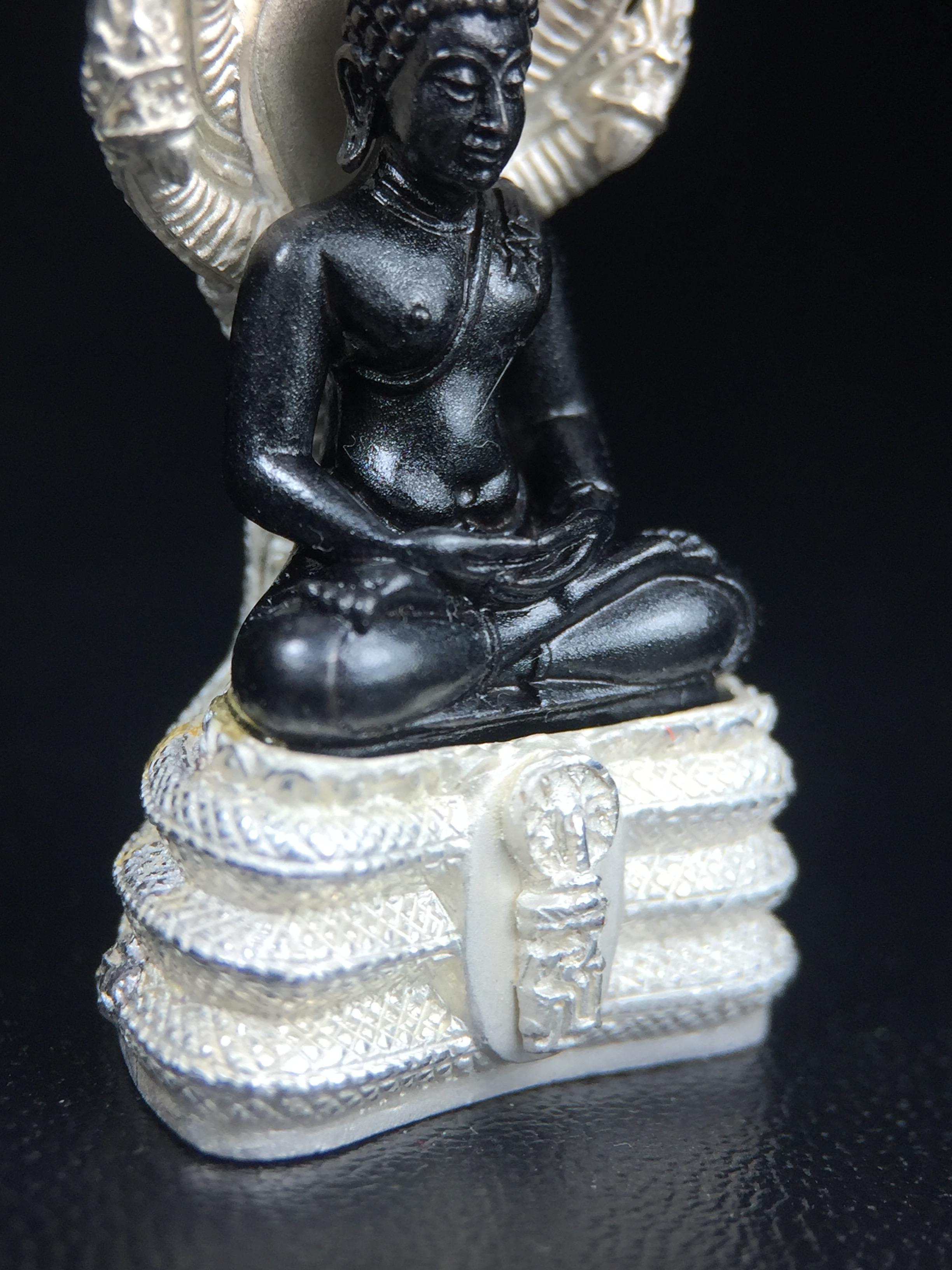 พระนาคปรก สธ. รุ่นสร้างพระอุโบสถเฉลิมพระเกียรติ 4 รอบ 84 พรรษา สมเด็จพระเทพรัตนราชสุดาฯ วัดบวรนิเวศวิหาร ปี 2543 พิมพ์ใหญ่ องค์พระเนื้อนวโลหะ ฐานนาคปรกเนื้อเงิน(สภาพ สวย )พิธีใหญ่ พุทธศิลป์งดงาม หายาก(องค์หมายเลขสวย ๘๓๘) (1 ใน 1999 องค์)