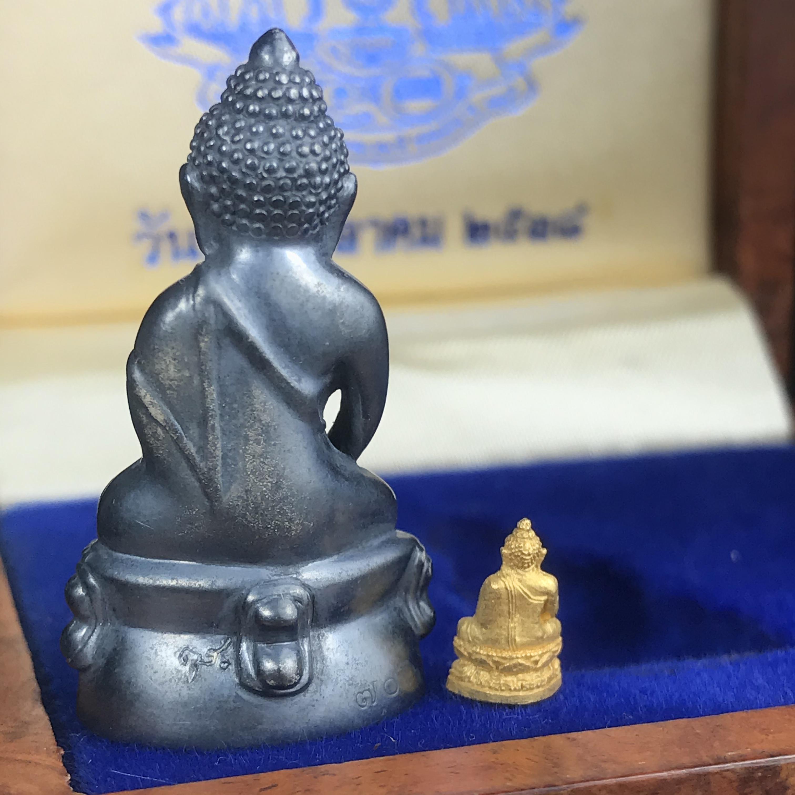 พระกริ่งสมเด็จญาณ วัดบวรนิเวศวิหาร เนื้อเงินบริสุทธิ์ 92.5% ตรากาญจนาภิเษกทองคำ+พระชัยวัฒน์ไพรีพินาศ เนื้อทองคำ พระราชทานแจกเมื่อ 3 ตุลาคม 2538 มาพร้อม กล่องลายไม้สุดหรู(ครบชุด หายาก)