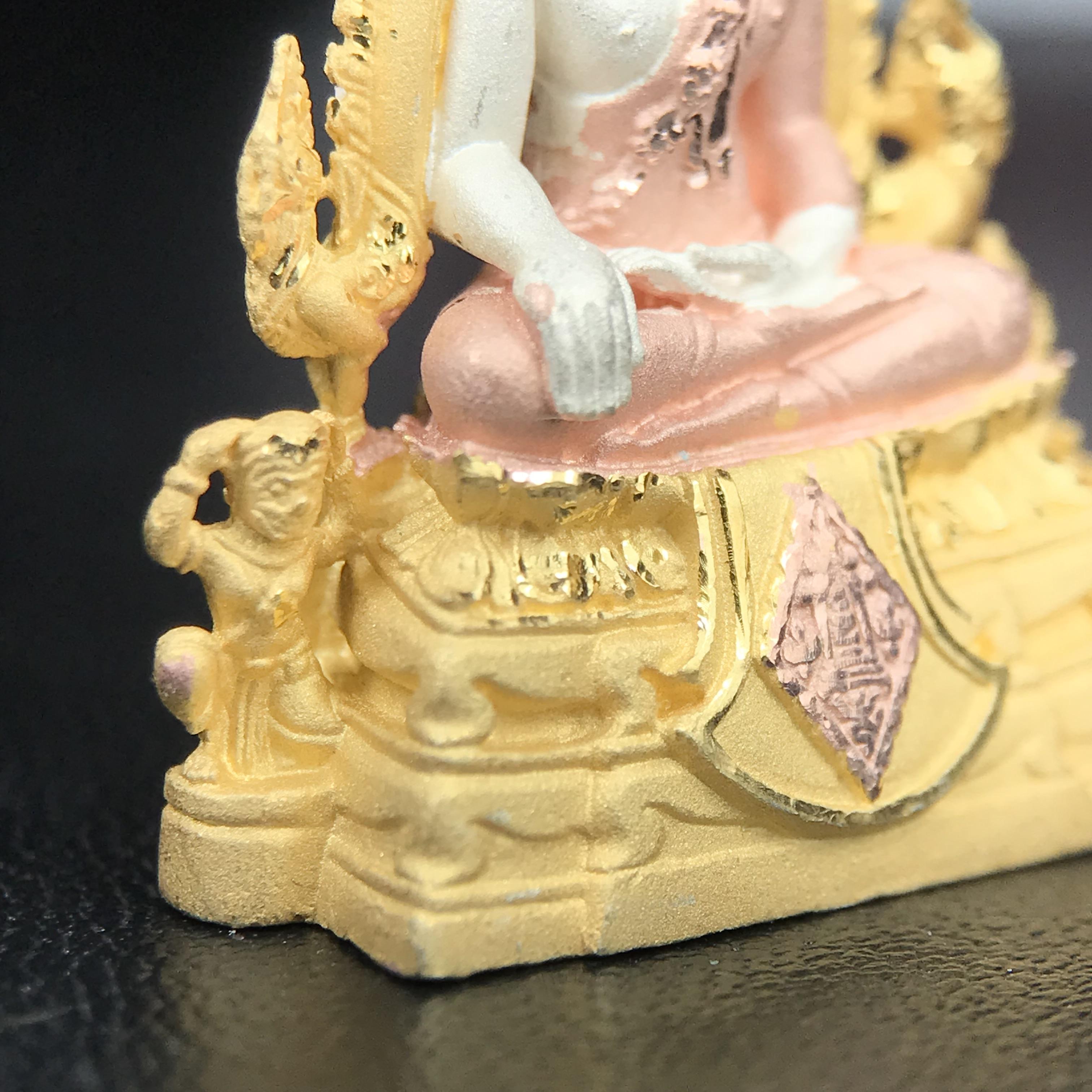 พระพุทธชินราช รุ่น ประวัติศาสตร์ มูลนิธิเพื่อตำรวจไทยจัดสร้าง ปี 2562 เนื้อเงินชุบสามกษัตริย์ขัดเงา พิมพ์พระพุทธชินราช ลอยองค์ แบบจิวเวอร์รี่(ขนาดสูง 3.5 ซม.) (สภาพ สวย ซีนซองเดิม กล่องบบรรจุเดิมครบสมบูรณ์)1 ใน 1999 องค์)