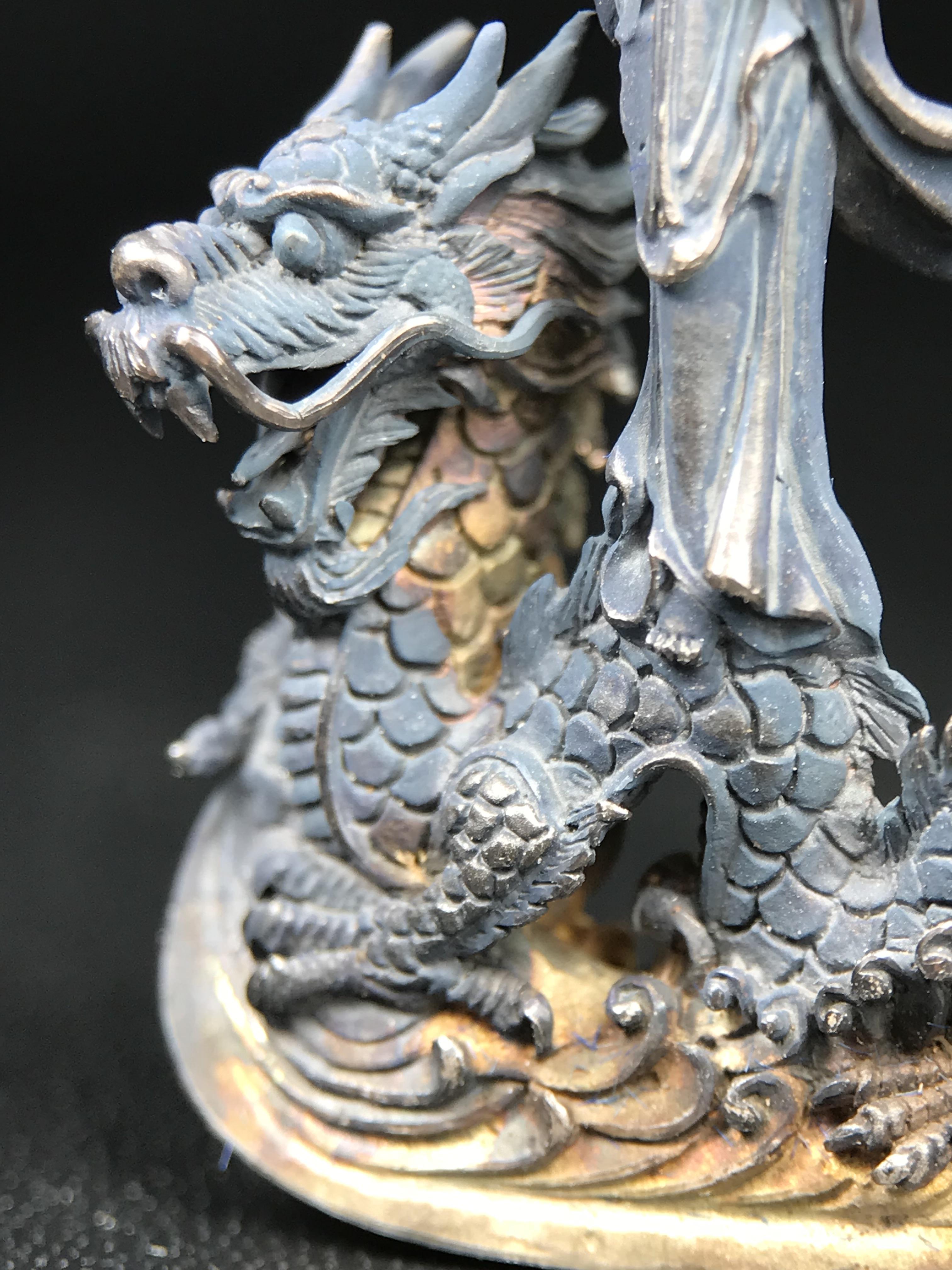 รูปหล่อลอยองค์พระโพธิสัตว์กวนอิม ทรงประทับมังกร จ.ระนอง ปี 2539 เนื้อเงิน พิมพ์ใหญ่(ผิวกลับดำทูโทนเข้มขลังสวยงามมีเสน่ห์)(สภาพผิวเดิม)(เสน่ห์พระเนื้อเงินสีสันที่ธรรมชาติสรรค์สร้าง)เฉลิมฉลองในวโรกาสที่พระบาทสมเด็จพระเจ้าอยู่หัวทรงครองสิริราชสมบัติครบ50ปี