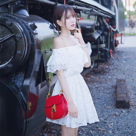 ชุดเดรสสั้นผ้าลูกไม้เนื้อนิ่มสีขาว เสื้อเปิดไหล่ใส่ยางยืด ระบายลูกไม้หน้าอกสวยๆ