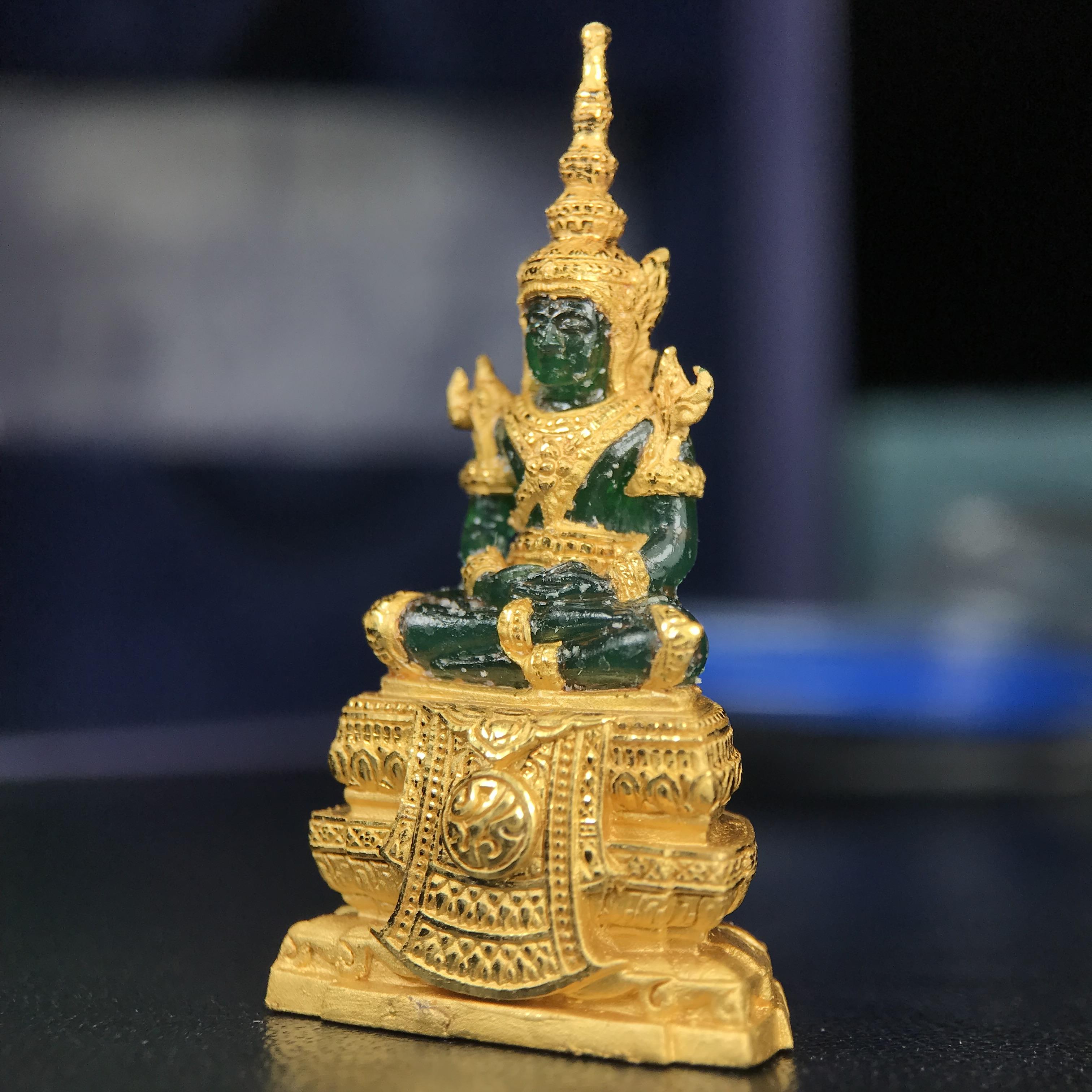 พระแก้วมรกต ภปร. จัดสร้างโดย รพ.ภูมิพลฯ ปี2547 ลอยองค์ขนาดหน้าตัก 1/2 นิ้ว เนื้อเรซิ่นหุ้มทองคำ99.99 งดงามทรงคุณค่าอีกหนึ่งรุ่นยอดนิยม หายาก