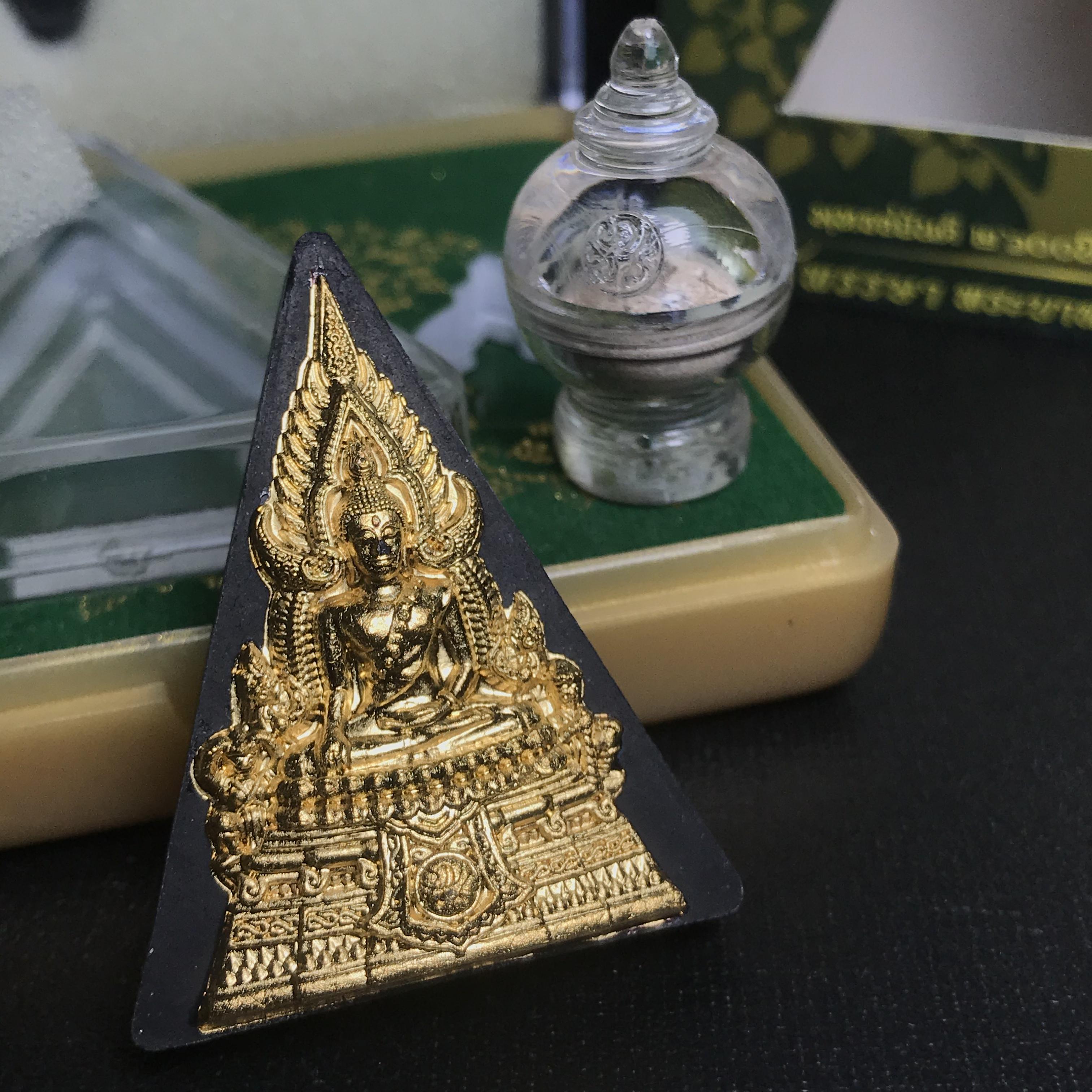 พระพุทธชินราช(จำลอง)ภปร. 84พรรษา เนื้อผงปิดทองด้านหน้า หลัง ภ.ป.ร. ยิงทอง(พระราชทานมวลสาร จิตรลดาและเส้นพระเจ้า ร.9(เส้นผม))