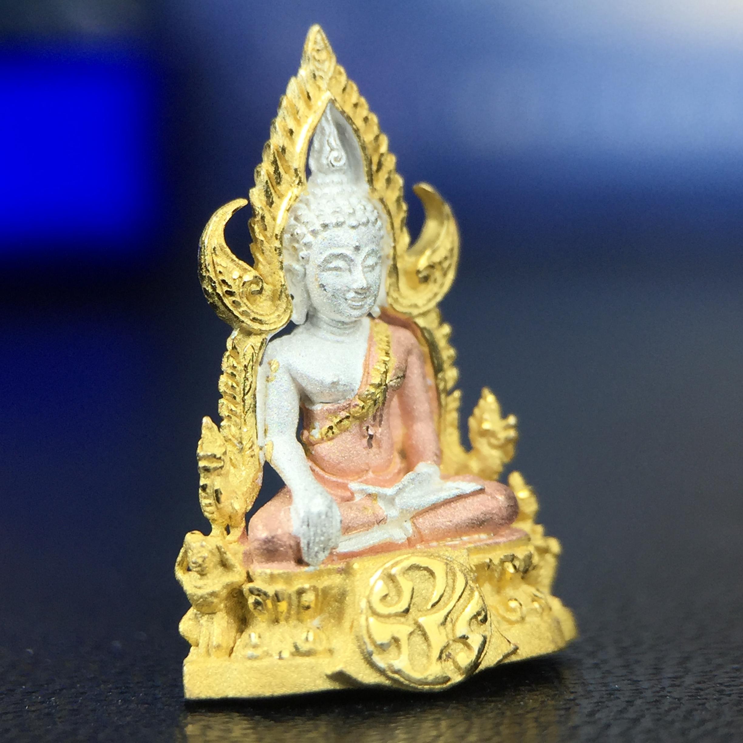 พระพุทธชินราช ภปร. โครงการ เพราะแผ่นดินนี้คือแผ่นดินเกิด เนื้อเงินชุบสามกษัตริย์ ปี2551 ขนาดหน้าตัก1/4นิ้ว (สวยงามหายาก)