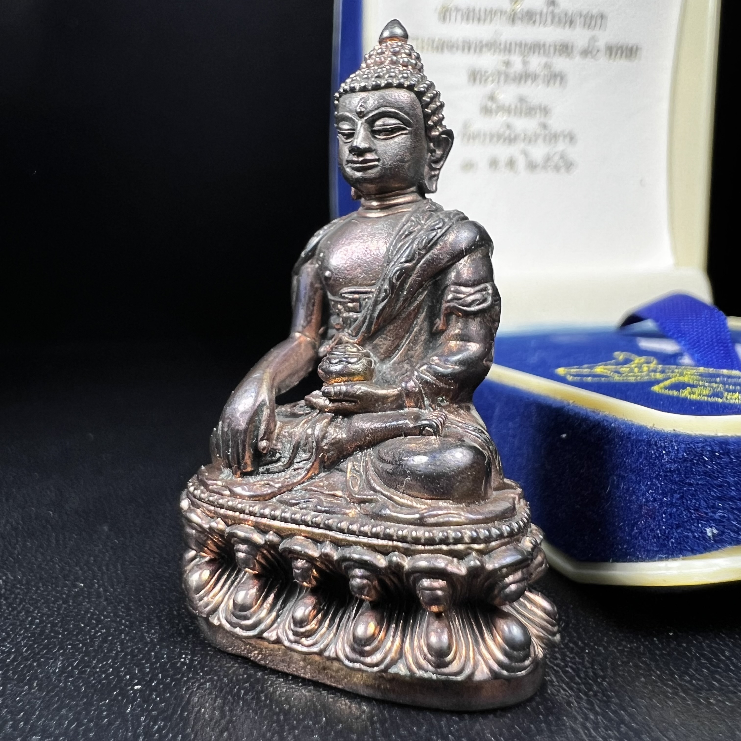 พระกริ่งคชวัตร รุ่นแรก วัดบวรนิเวศวิหาร ปี 2546 เนื้อนวโลหะเต็มสูตรแก่ทองคำ ฉลองพระชนมายุ 90พรรษา สมเด็จพระสังฆราชเจ้า กรมหลวงวชิรญาณสังวร (เจริญ สุวฑฺฒโน) พุทธศิลป์ที่เป็นเอกลักษณ์ ทุกองค์บรรจุเส้นพระเกศาของสมเด็จพระญาณสังวร ยอดนิยม หายาก 1 ใน 3999 องค์