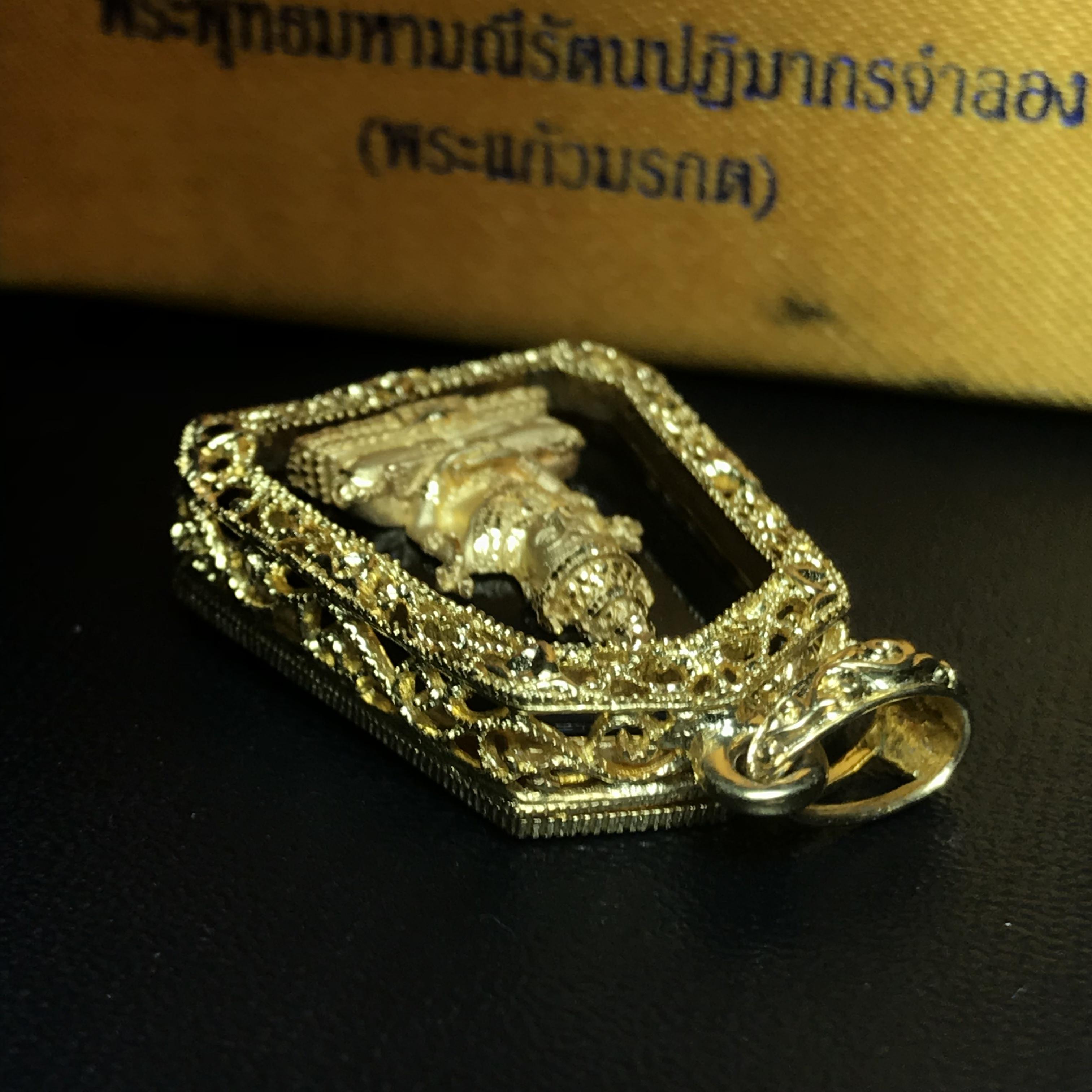 เหรียญพระแก้วมรกต(จำลอง)ทรงเครื่องฤดูร้อนแบบเจ็ดเหลี่ยม เนื้อทองคำ ด้านหลังตราสัญลักษณ์ฉลองสิริราชสมบัติครบ 60 ปี(1ใน1999องค์)(หายากมาก)