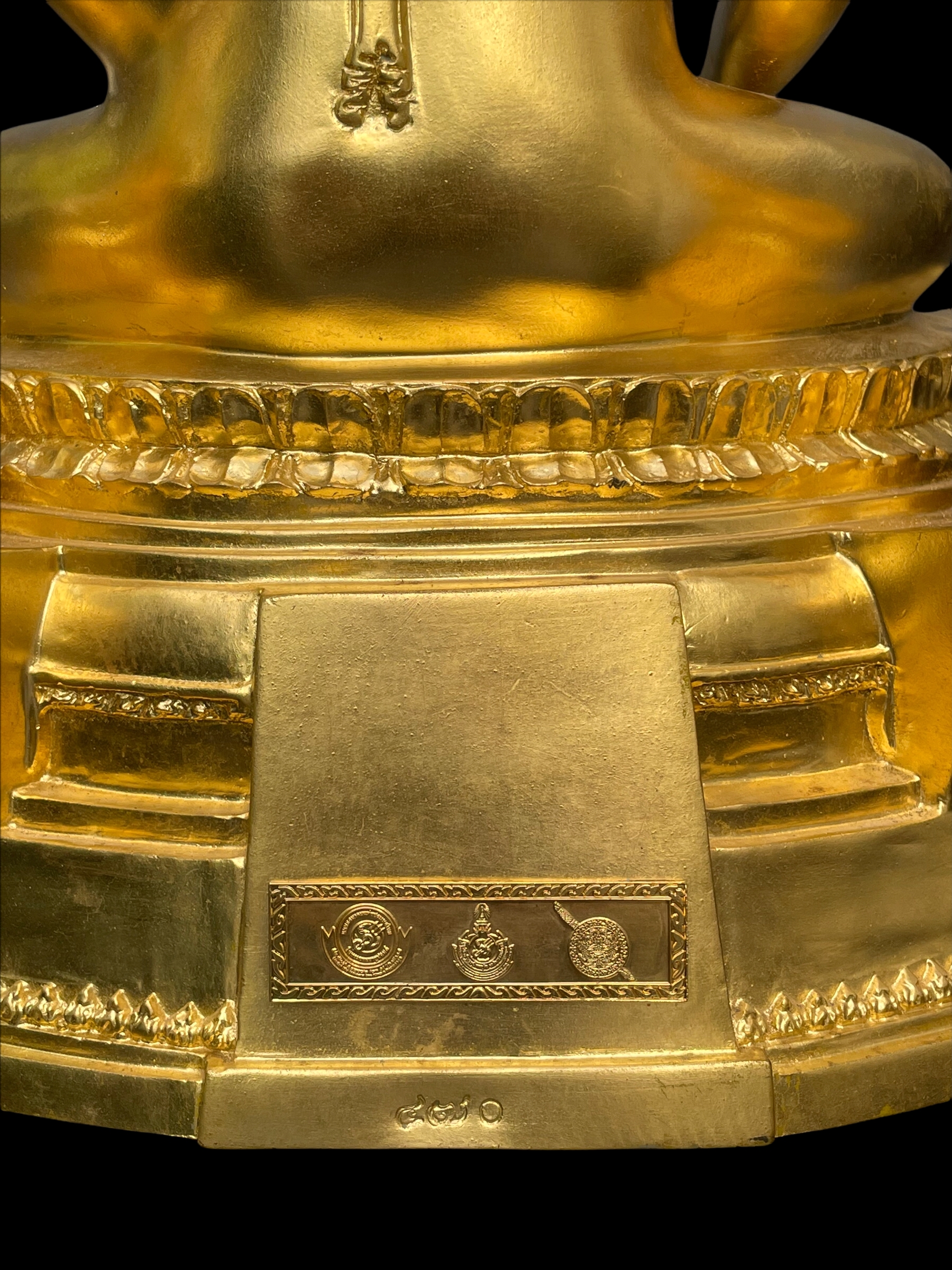 พระพุทธชินราช(จำลอง)ภปร. 84พรรษา เนื้อโลหะ ลงรักปิดทอง 100% ขนาดหน้าตัก 9 นิ้ว(ใต้ฐานบรรจุพระพุทธชินราชเนื้อผงพระราชทานมวลสาร จิตรลดาและเส้นพระเจ้า(เส้นผม))