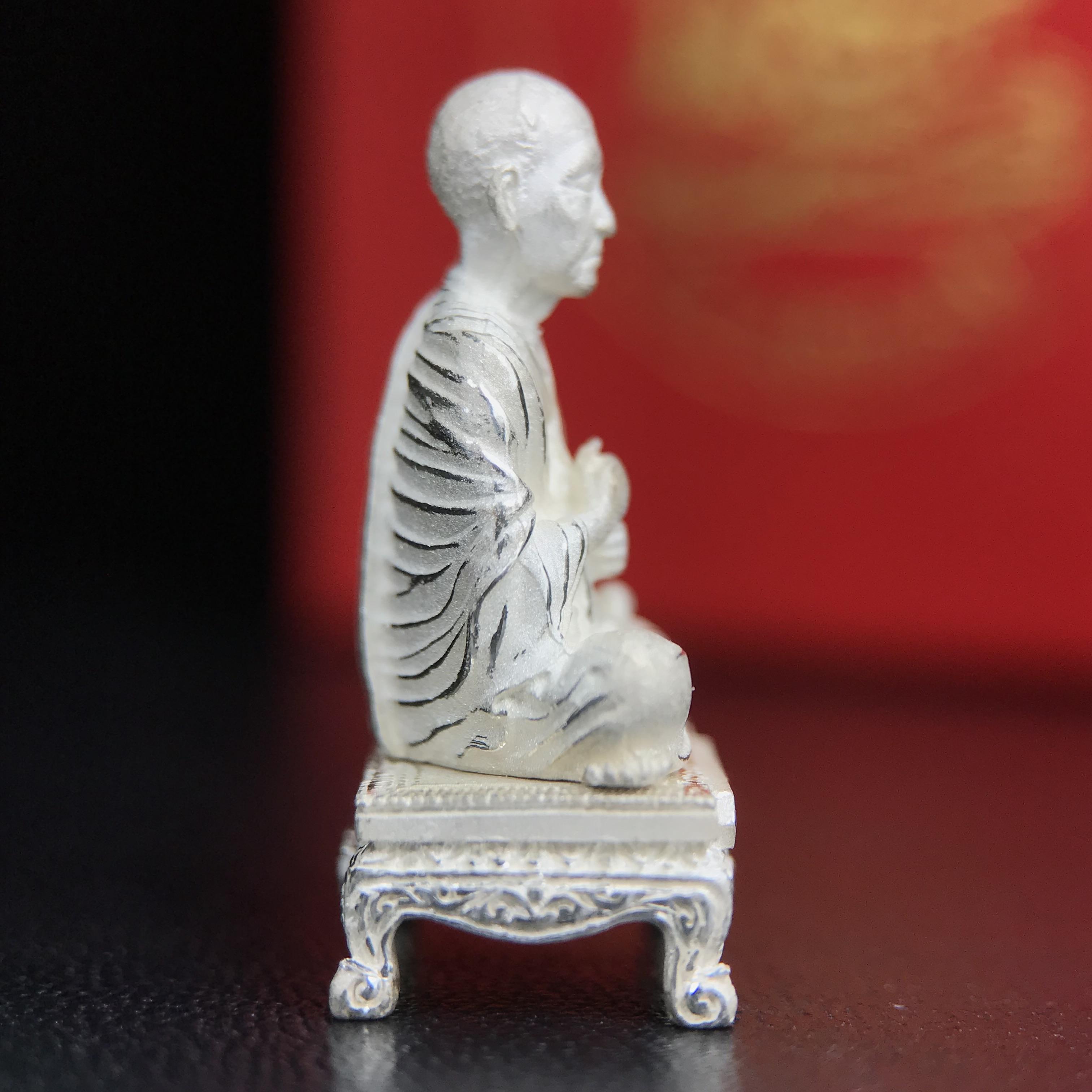 สมเด็จพุฒาจารย์ (โต พรหมรังสี) อนุสรณ์ 128 ปี สมเด็จพระญาณสังวร สมเด็จพระสังฆราช ทรงเมตตาอธิฐานจิต ปี 2543 มหาพุทธาภิเษก 3วาระ รูปเหมือนลอยองค์พิมพ์ใหญ่เนื้อเงิน ขนาด 1.5 x 2.5 ซม. ทรงคุณค่าทั้งด้านความงานด้านพุทธศิลป์ และพุทธคุณ(องค์หมายเลข ๑๐๘(เลขสวย)