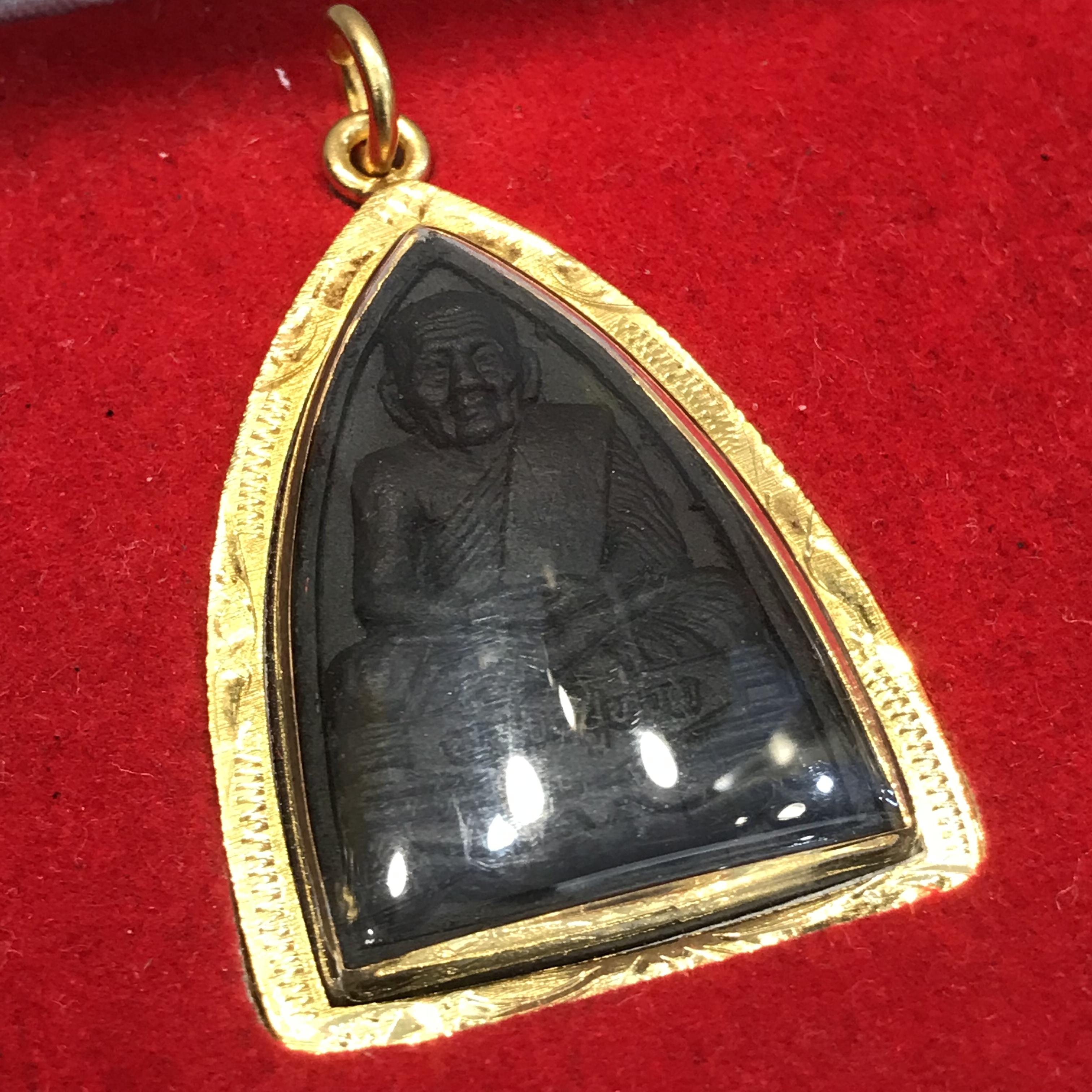 พระชุดของขวัญ 3 องค์ พระหลวงปู่ทวด ทรงกลีบบัวและกลีบขนุน เนื้อว่านดำ ภ.ป.ร. พร้อมพระพุทธสิงหธรรมมงคล ห่อหุ้มด้วยทองนพเกล้า ปี 2547