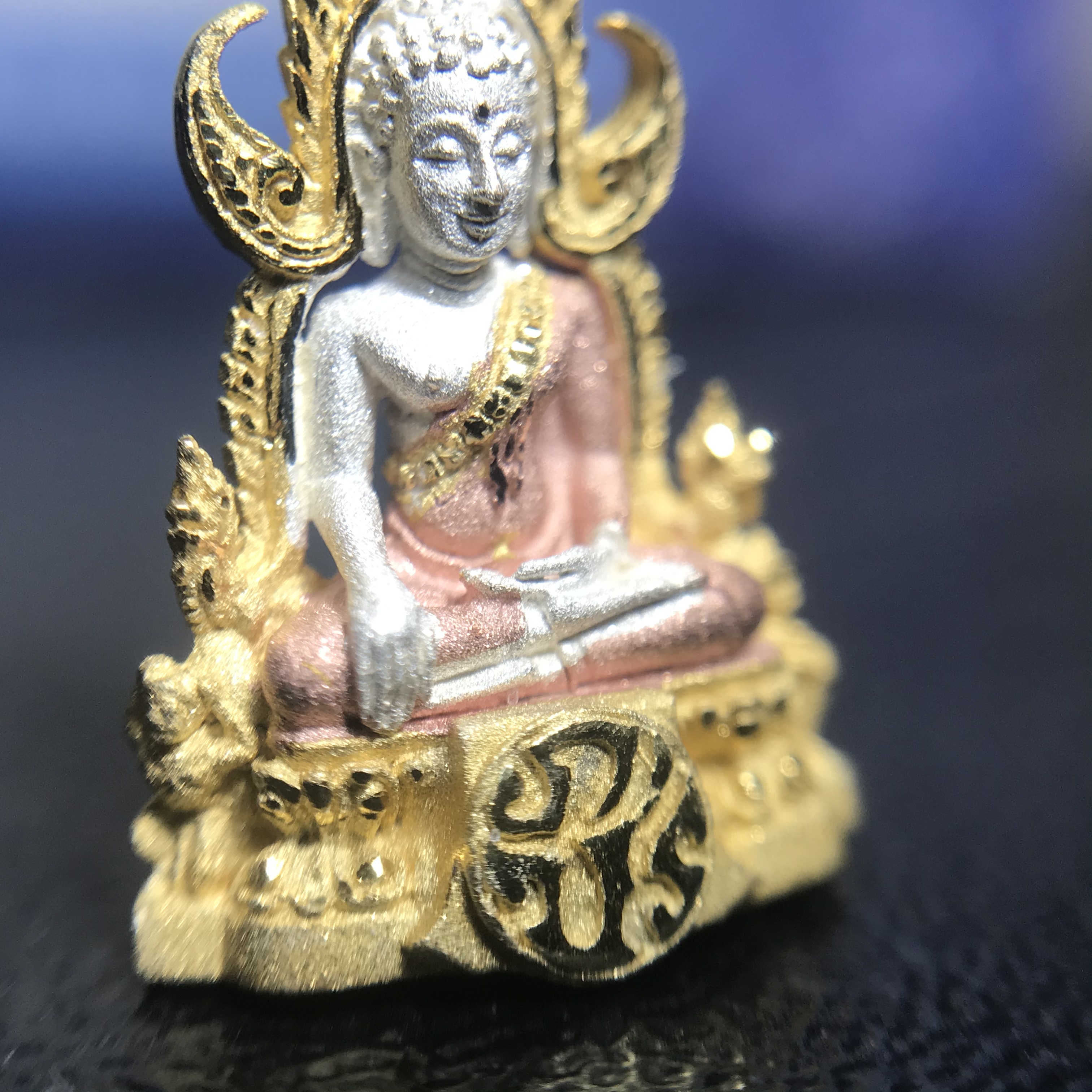 พระพุทธชินราช ภปร. โครงการ เพราะแผ่นดินนี้คือแผ่นดินเกิด เนื้อเงินชุบสามกษัตริย์ ปี2551 ขนาดหน้าตัก1/4นิ้ว (สวยงามหายาก)