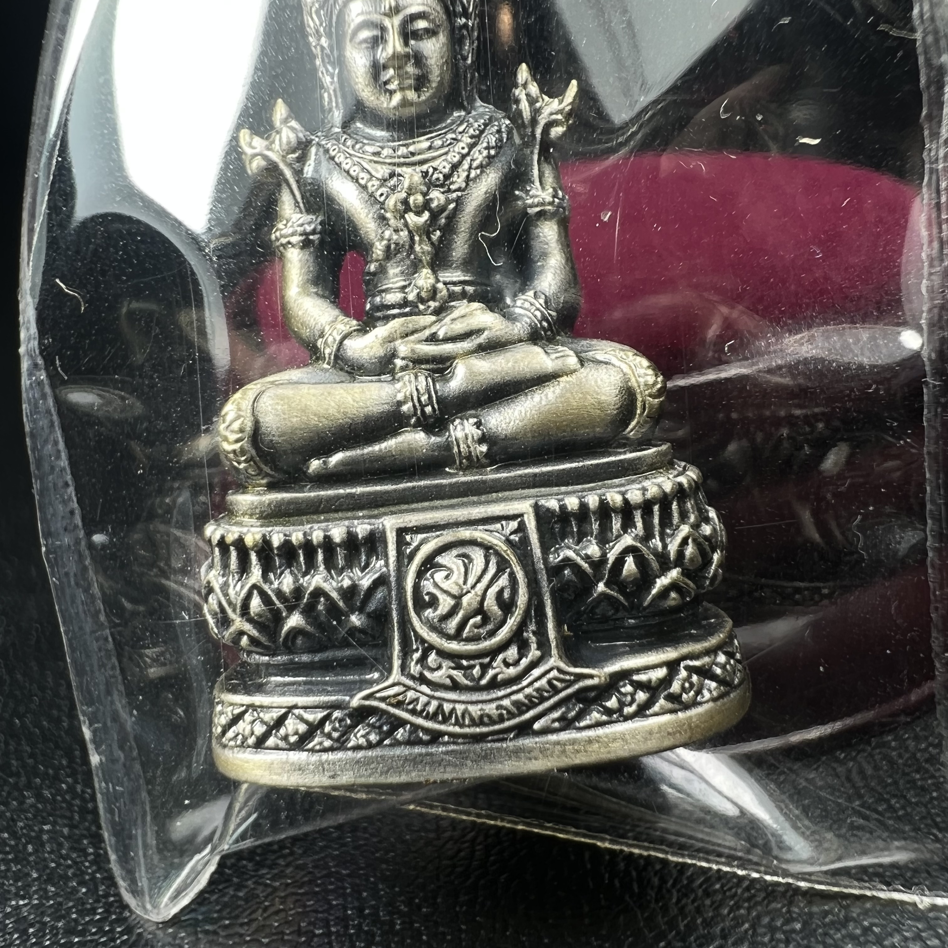 พระแก้วมรกต ภปร.(รุ่นแรก) ปี2545 รุ่นฉลองกรุงรัตนโกสินทร์ครบ 220 ปี พิมพ์ลอยองค์ใหญ่ เนื้ออัลปาก้า ชุบเงินลงดำ ขนาด 19*35 มม. พร้อมครอบตั้งโชว์เดิม องค์พระซีนซองเดิม สวยครบสมบูรณ์