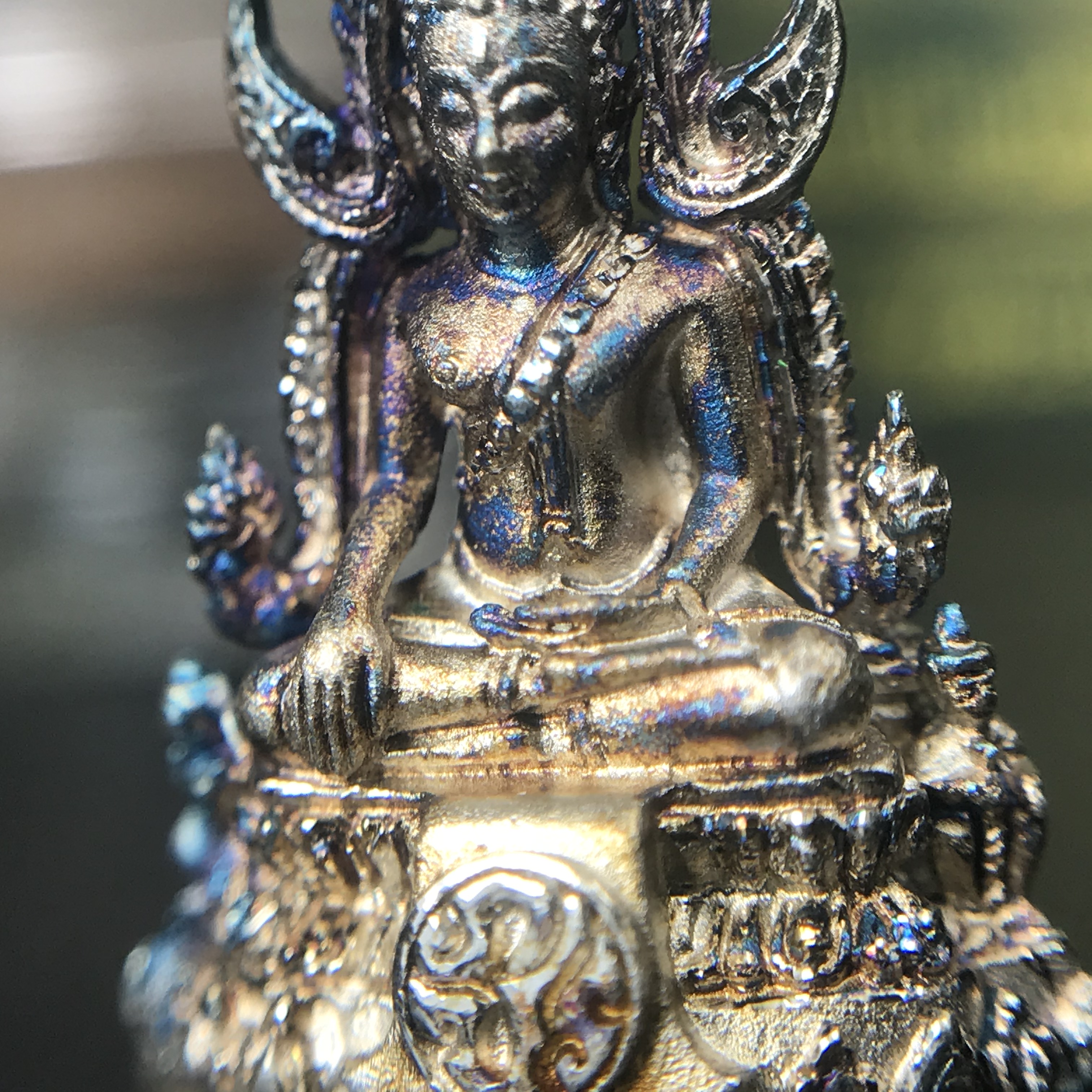 พระพุทธชินราช(จำลอง) ภปร. 84 พรรษา เนื้อเงินชุบทองคำขาว พิมพ์เล็กขนาดหน้าตัก 1/4 นิ้ว (สภาพผิวเดิมสวย ขึ้นสีรุ้งธรรมชาติ แบบนิยม)(พระราชทานมวลสาร จิตรลดาและเส้นพระเจ้า(เส้นผม))