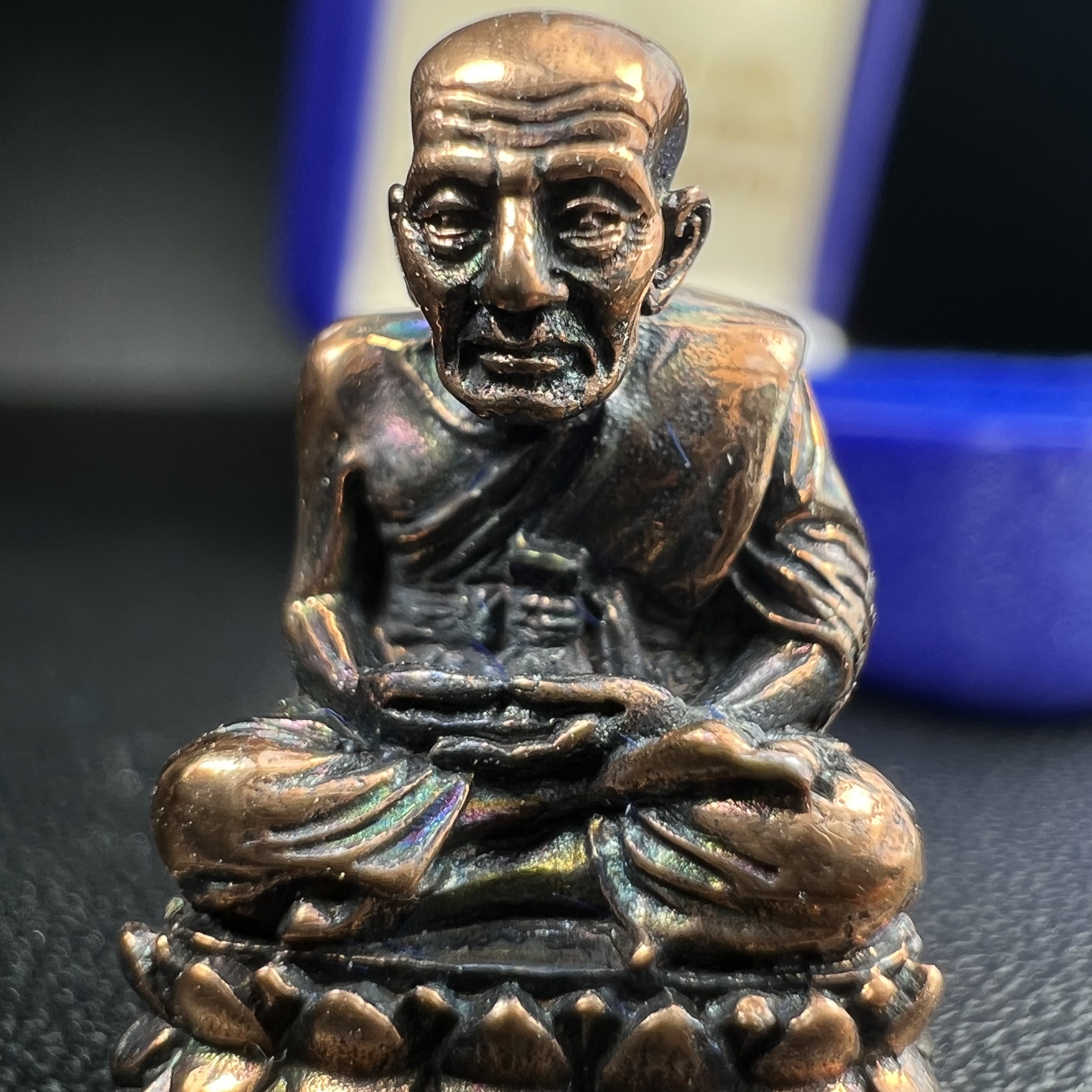 รูปเหมือนหล่อลอยองค์หลวงปู่ทวด รุ่น 111ปี กระทรวงกลาโหม เนื้อนวโลหะรมดำ-ปัดเงา ปี2540 พิธีใหญ่ สภาพสวย เข้มขลัง นิยม พร้อมกล่องบรรจุเดิม