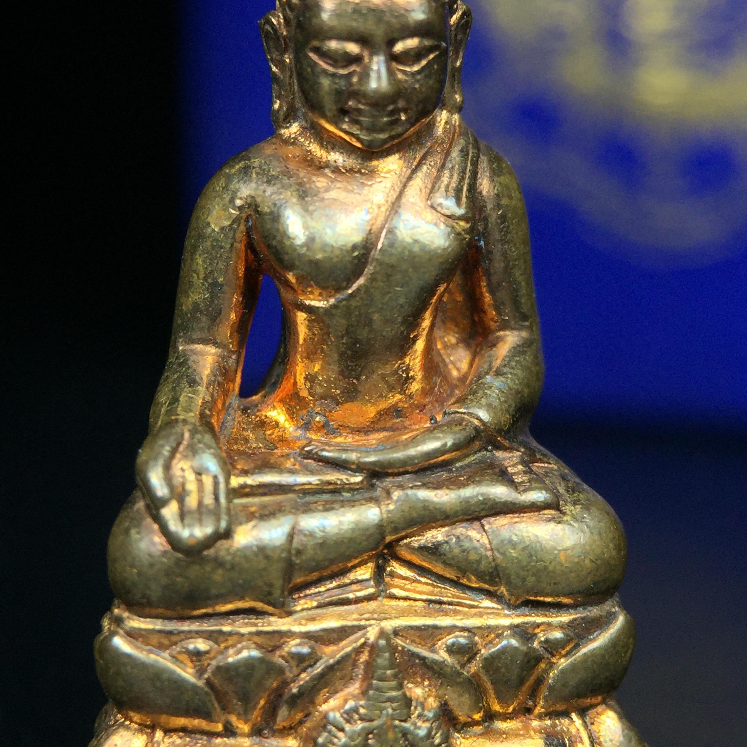 พระกริ่งไพรีพินาศ เฉลิมพระเกียรติ พระบาทสมเด็จพระเจ้าอยู่หัวรัชกาลที่9 พระชนมพรรษา 6 รอบ ปี2542เนื้อสัมฤทธิ์(บรรจุเหล็กไหล)ดีนอก-ดีใน(องค์นี้เป็นเนื้อสัมฤทธิ์ พิเศษกรรมการ ตอก 2 โค๊ต หมายเลข ๒๑๐๓)หายาก