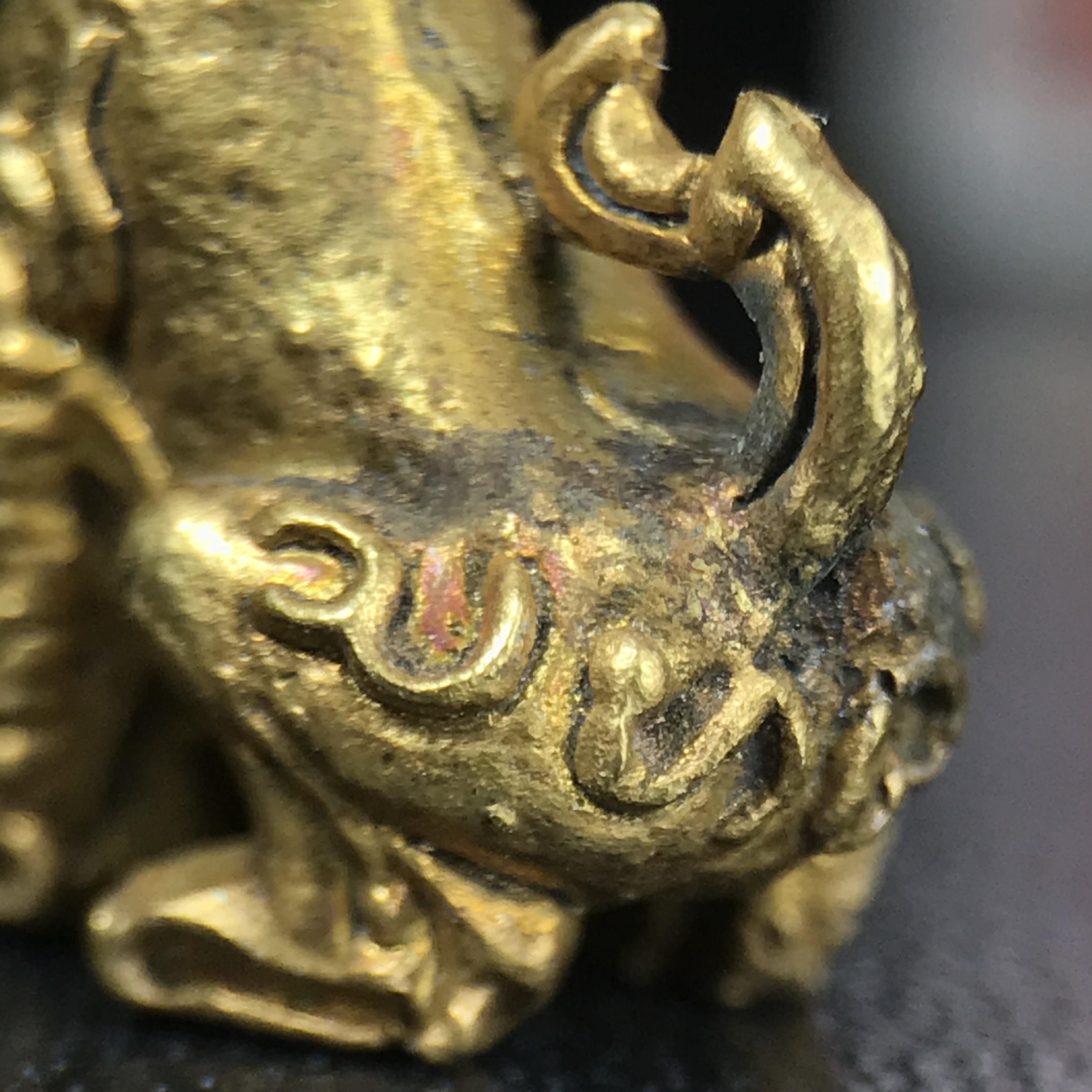 สิงห์เจ้าพ่อดำ วัดบุพพาราม จ.เชียงใหม่ ปี 2518 เนื้อกะไหล่ทอง(ตอก 2 โค๊ต)หายาก(สภาพผิวเดิมสวยเดิมกล่องครบ) สิงห์รุ่นนี้มีพิธีดีมีเกจิอาจารย์ที่ร่วมปลุกเสกมากมาย****เครื่องราง ที่พระบาทสมเด็จพระเจ้าอยุ่รัชกาลที่ ๙ ทรงเสด็จฯประกอบพิธีด้วยพระองค์เอง