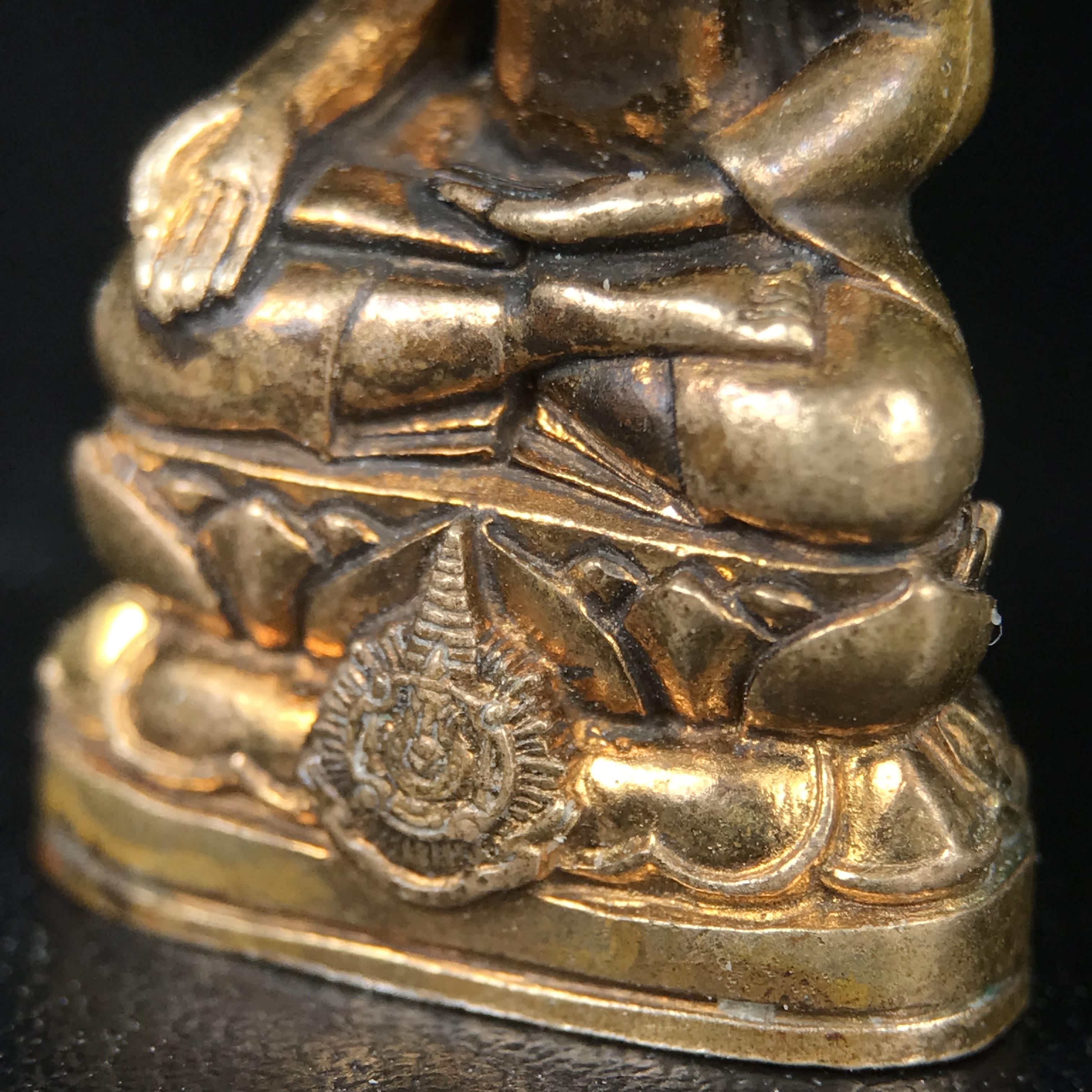 พระกริ่งไพรีพินาศ บรรจุเหล็กไหล ครั้งแรกและครั้งเดียวในประวัติศาสตร์ เฉลิมพระเกียรติ พระบาทสมเด็จพระเจ้าอยู่หัวรัชกาลที่9 พระชนมพรรษา 6 รอบ ปี2542 เนื้อสัมฤทธิ์(บรรจุเหล็กไหล)ดีนอก-ดีใน พิธีใหญ่ มวลสารเด่น(พิเศษกรรมการ ตอก 2 โค๊ต หมายเลข ๒๒๑๘)หายาก