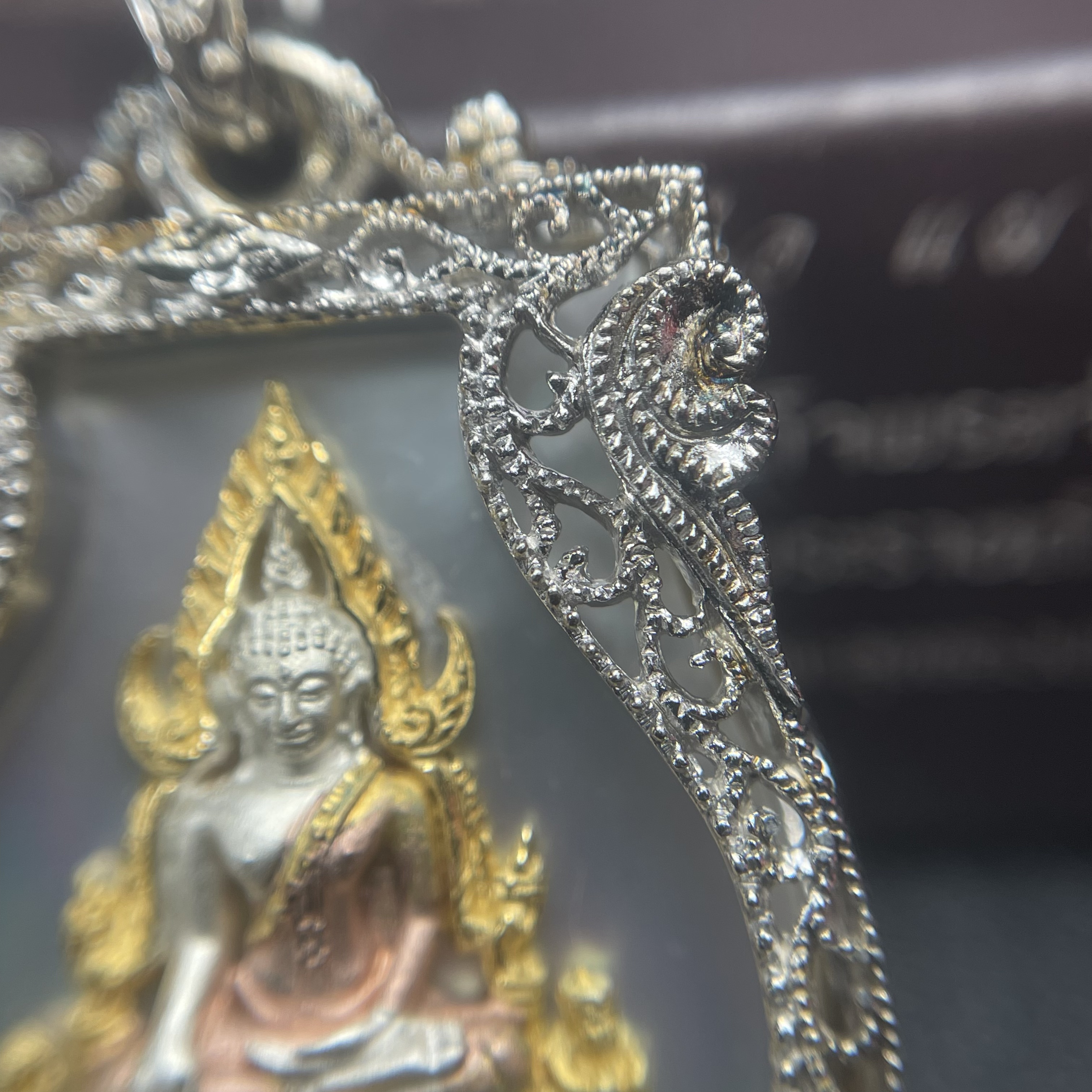 พระพุทธชินราช ภปร. โครงการ "เพราะแผ่นดินนี้ คือ แผ่นดินเกิด" ปี2548(รุ่นแรก) เหรียญทรงเสมา ขนาด 21 x 29 มม.เนื้อเงินสามกษัตริย์ องค์พระชุบสามกษัตริย์ ล้อมด้วยกรอบเงินชุบทองคำขาวสลักเสลาเป็นลวดลายละเอียดอ่อน ส่วนพื้นองค์พระเป็นเปลือกหอยมุขงดงาม