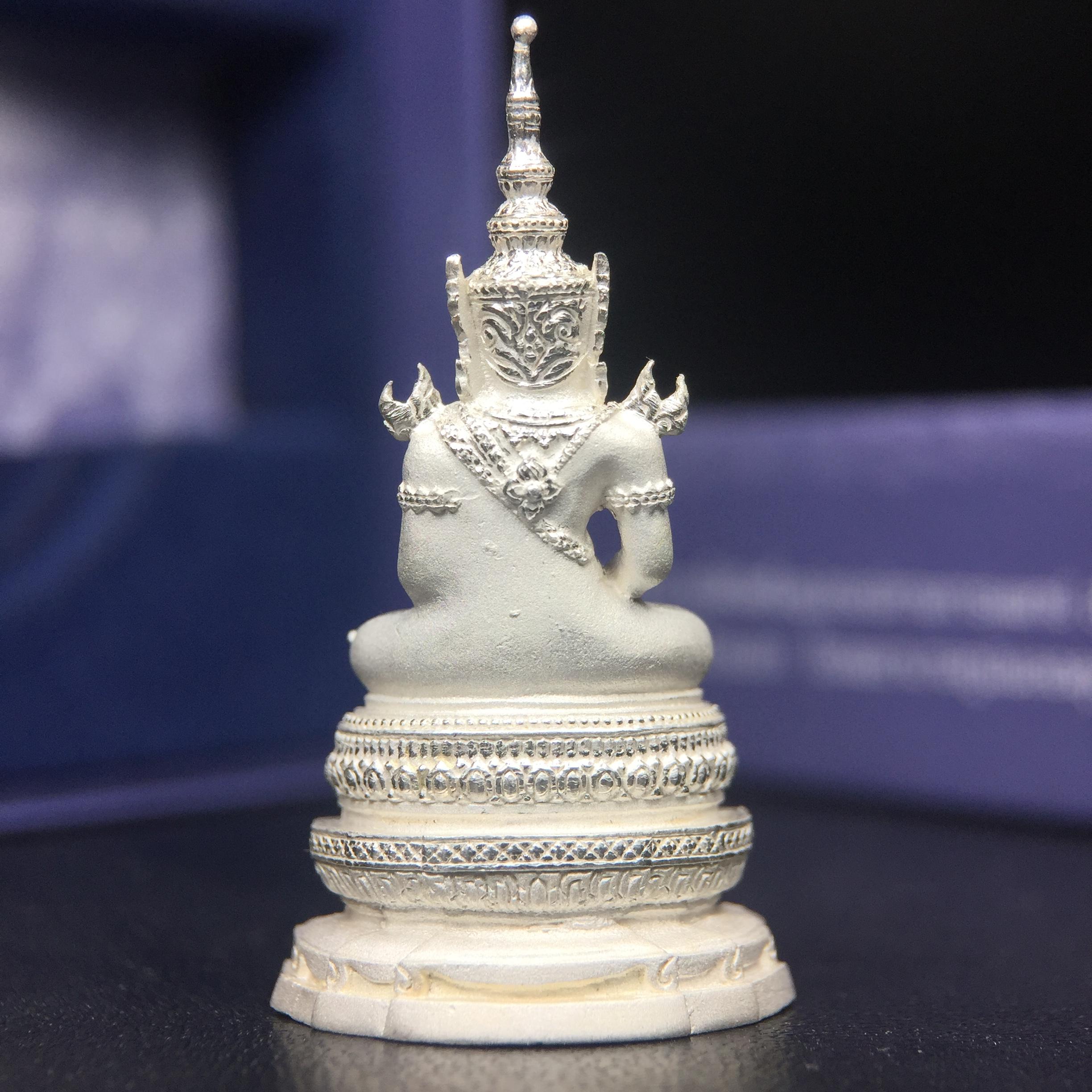 พระแก้วมรกต ภปร. ปี2547 จัดสร้างโดย รพ.ภูมิพลฯ เนื้อเงิน ลอยองค์ หน้าตัก 1/2 นิ้ว งดงามทรงคุณค่าอีกหนึ่งรุ่นยอดนิยม หายาก(1ใน3000องค์)