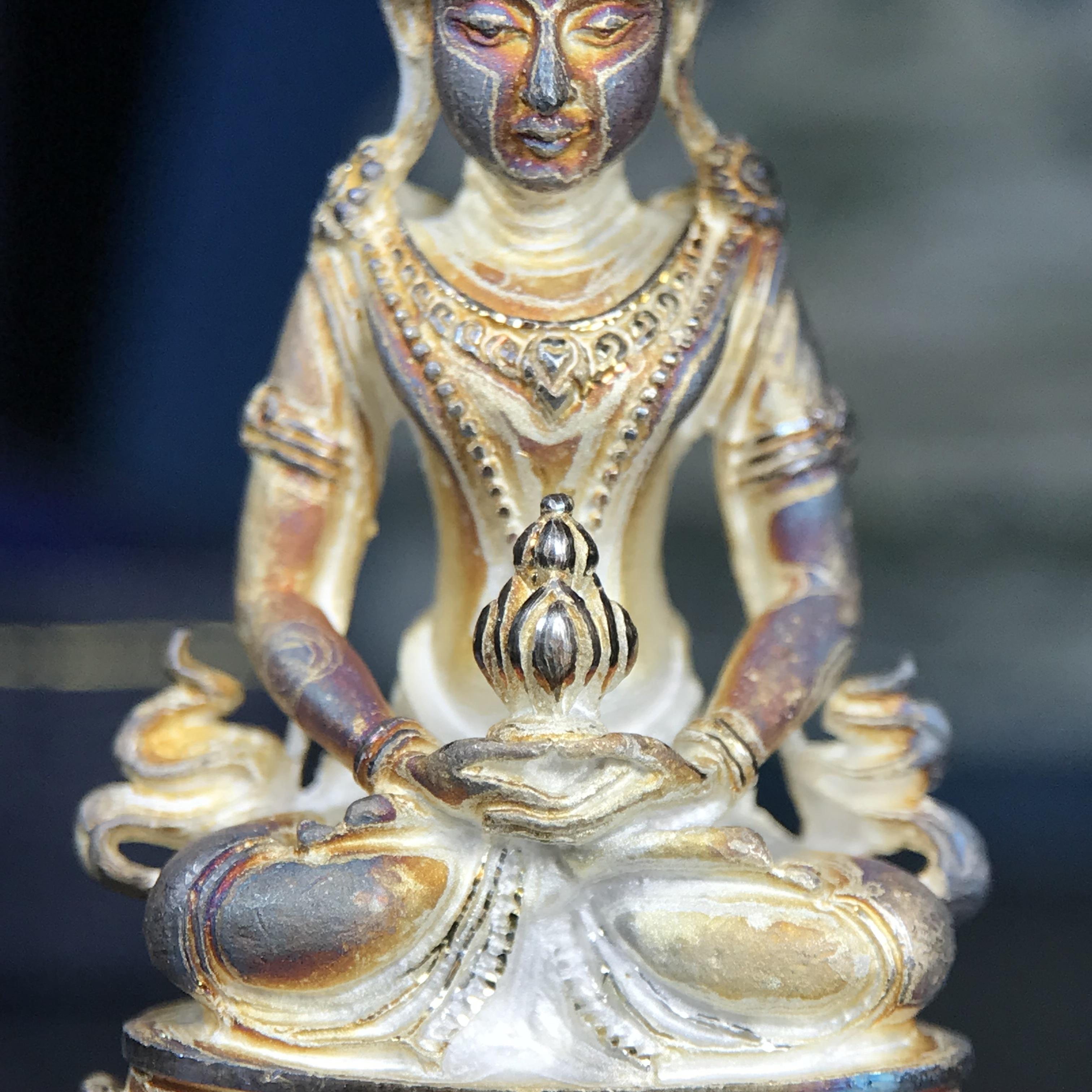 พระกริ่งอวโลกิเตศวร ( เจ้าแม่กวนอิม ) วัดโพธิ์แมนคุณาราม รุ่นอุดมโภคทรัพย์ พ.ศ.2539 เนื้อเงินพ่นทราย(ผิวเดิม ขึ้นสีรุ้งธรรมชาติ แบบนิยม เสน่ห์ของพระเนื้อเงิน) (พร้อมกล่องบรรจุการ์ดใบรับรองเดิมครบ)(อีกหนึ่งรุ่นยอดนิยม พุทธศิลป์สวยงดงาม)หายาก 1 ใน 5000 องค์