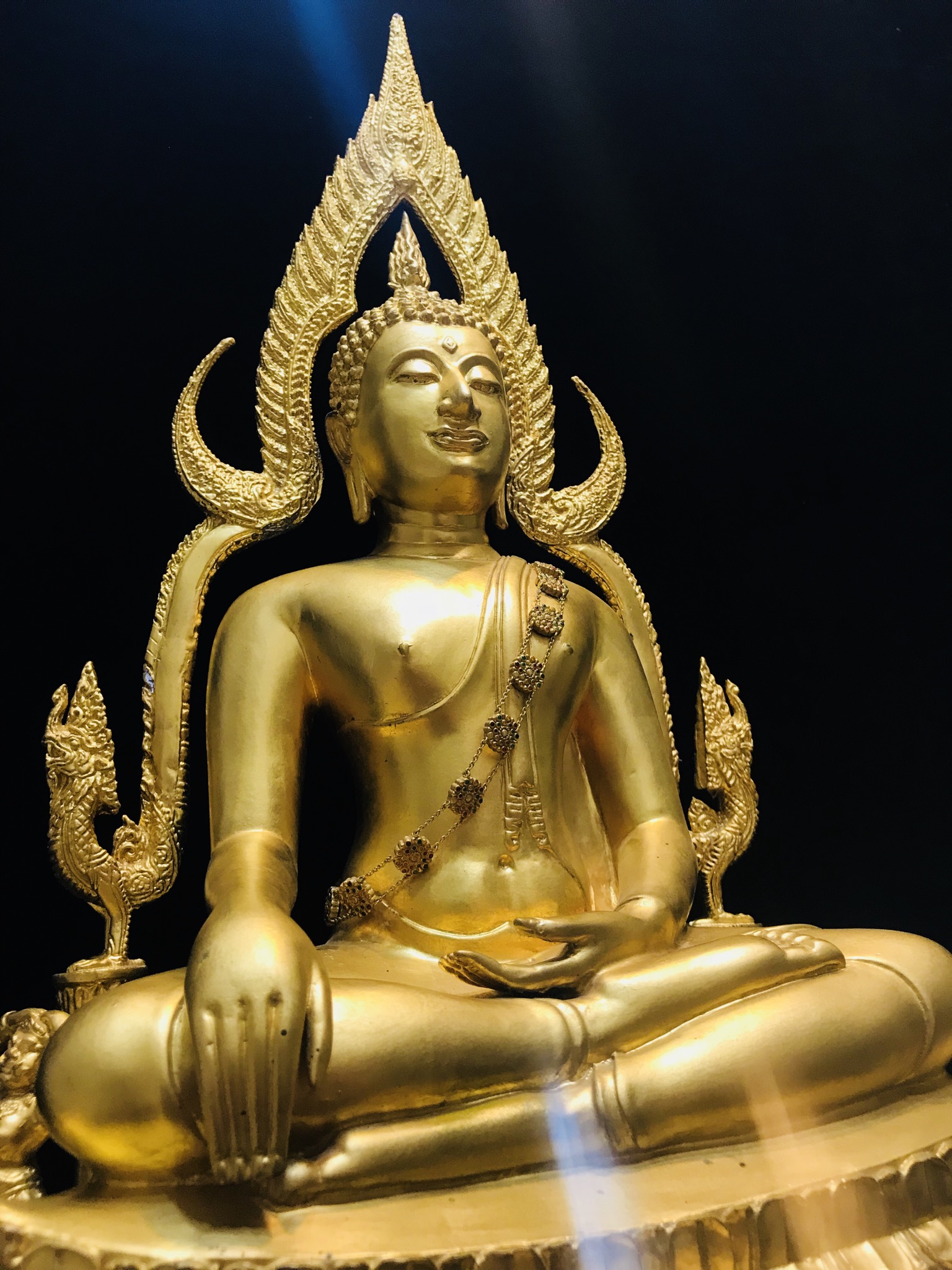 พระพุทธชินราช(จำลอง)ภปร. 84พรรษา เนื้อโลหะ ลงรักปิดทอง 100% ขนาดหน้าตัก 9 นิ้ว(ใต้ฐานบรรจุพระพุทธชินราชเนื้อผงพระราชทานมวลสาร จิตรลดาและเส้นพระเจ้า(เส้นผม))