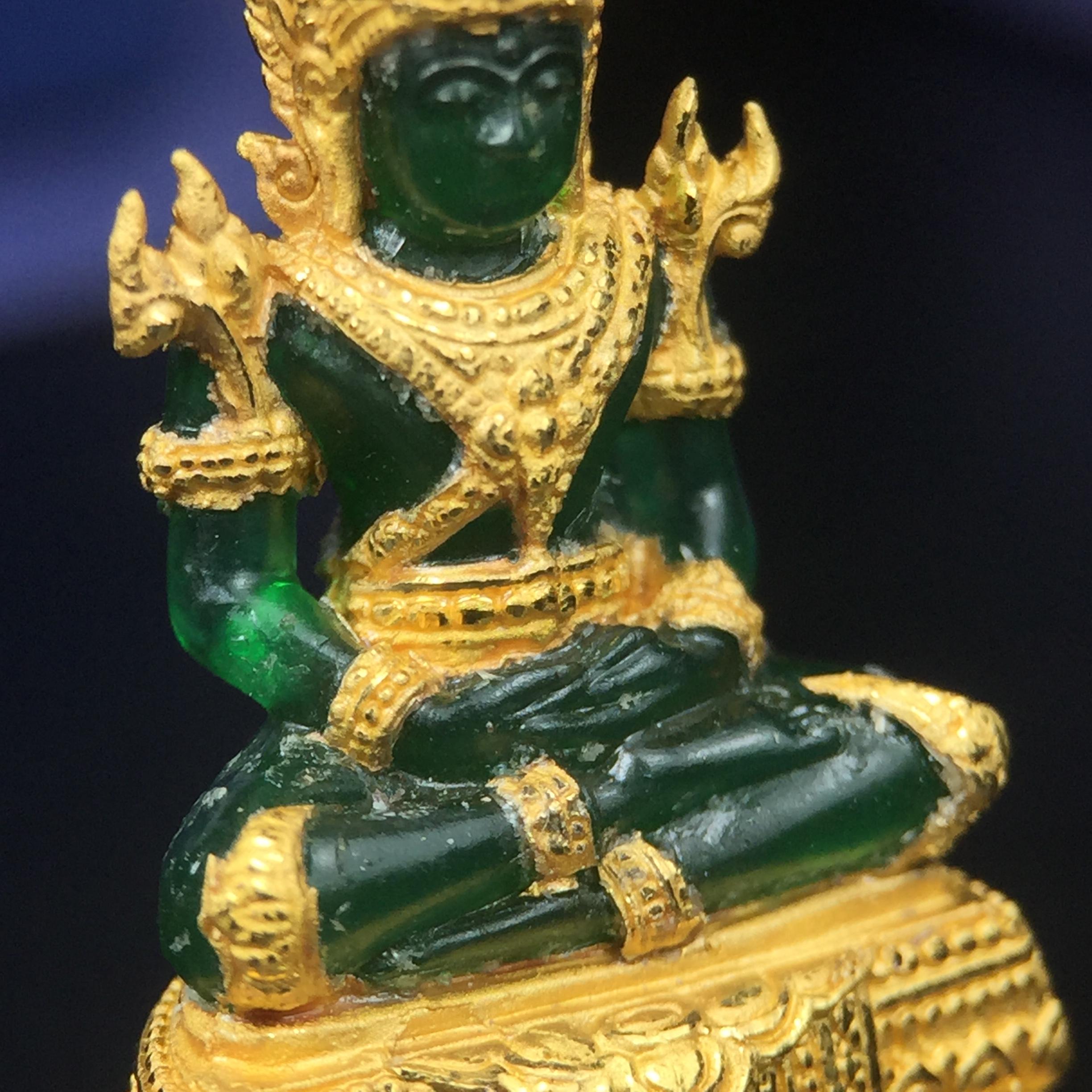 พระแก้วมรกต ภปร. จัดสร้างโดย รพ.ภูมิพลฯ ปี2547 ลอยองค์ขนาดหน้าตัก 1/2 นิ้ว เนื้อเรซิ่นหุ้มทองคำ99.99 งดงามทรงคุณค่าอีกหนึ่งรุ่นยอดนิยม หายาก