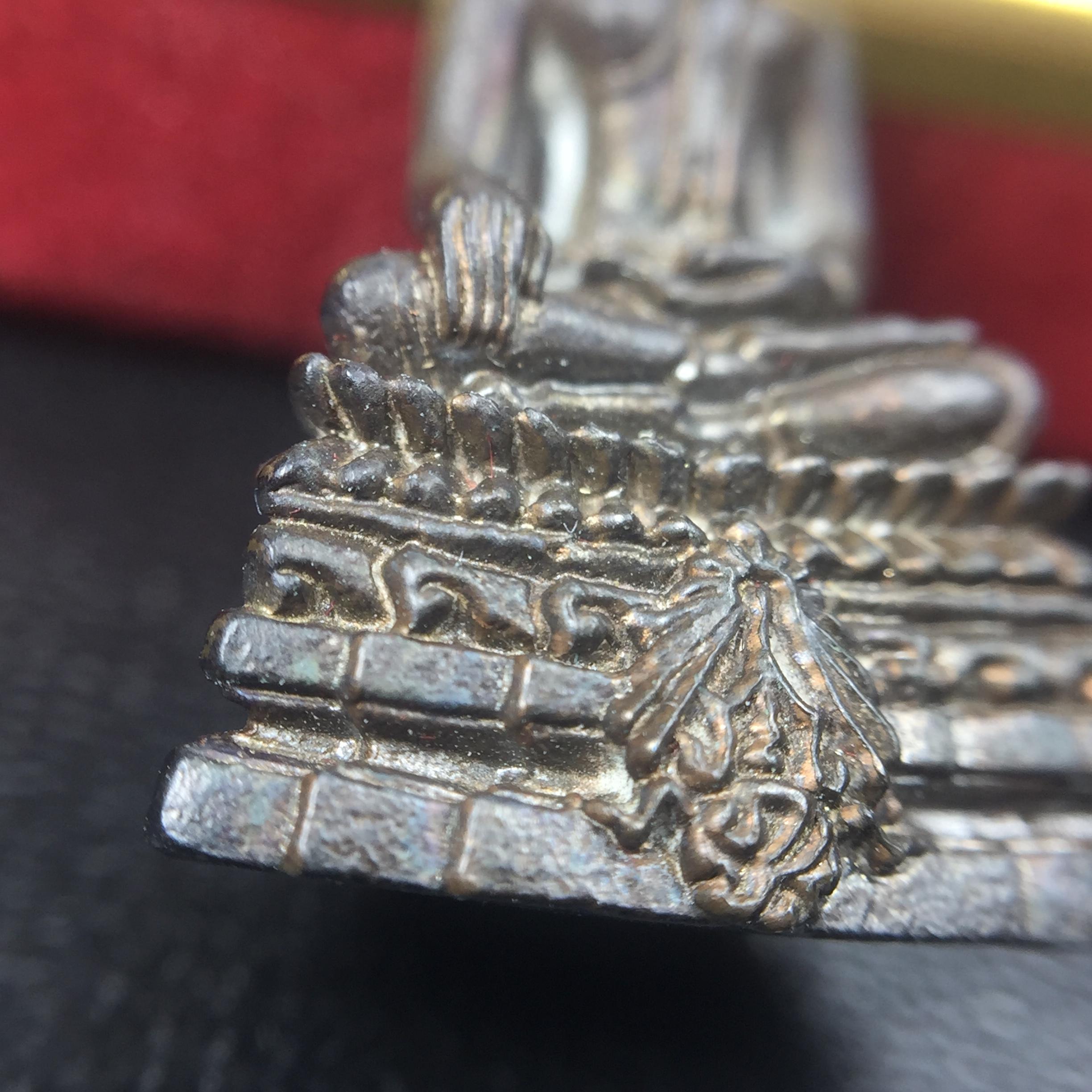 พระกริ่งพระพุทธชินสีห์ ภปร ทันโตเสฏโฐ ปี 2533 เนื้อนวโลหะ (วัตถุมงคลหนึ่งเดียวที่บรรจุพระทนต์(ฟัน)ในหลวงรัชกาลที่9 พระราชทานให้จัดสร้าง)(1ใน1999องค์)