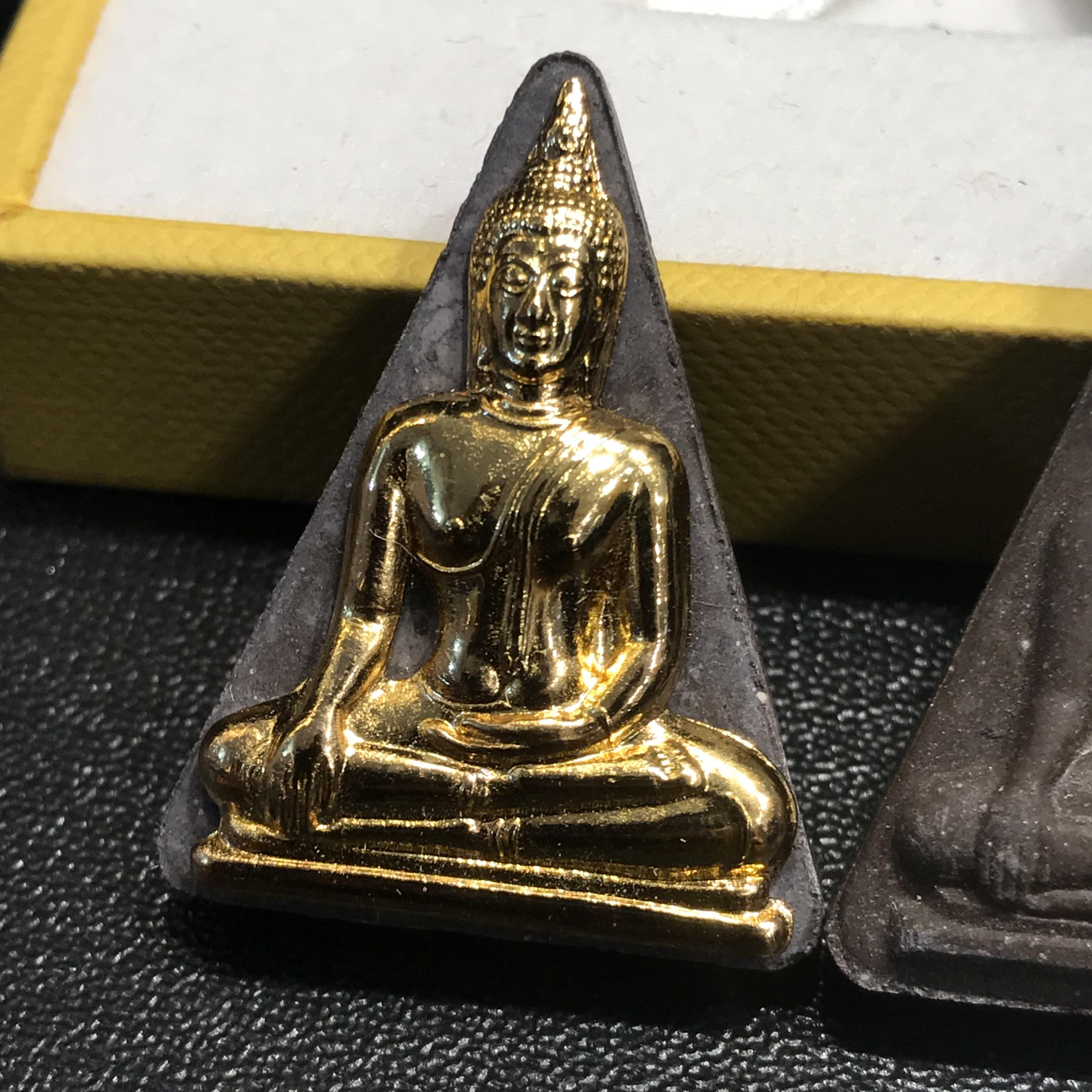 พระพุทธมหาสุวรรณปฏิมากร (หลวงพ่อทองคำ)ตราสัญลักษณ์ 80 พรรษารัชกาลที่9 วัดไตรมิตรวิทยาราม กรุงเทพฯ ปี2550(รวม2องค์)