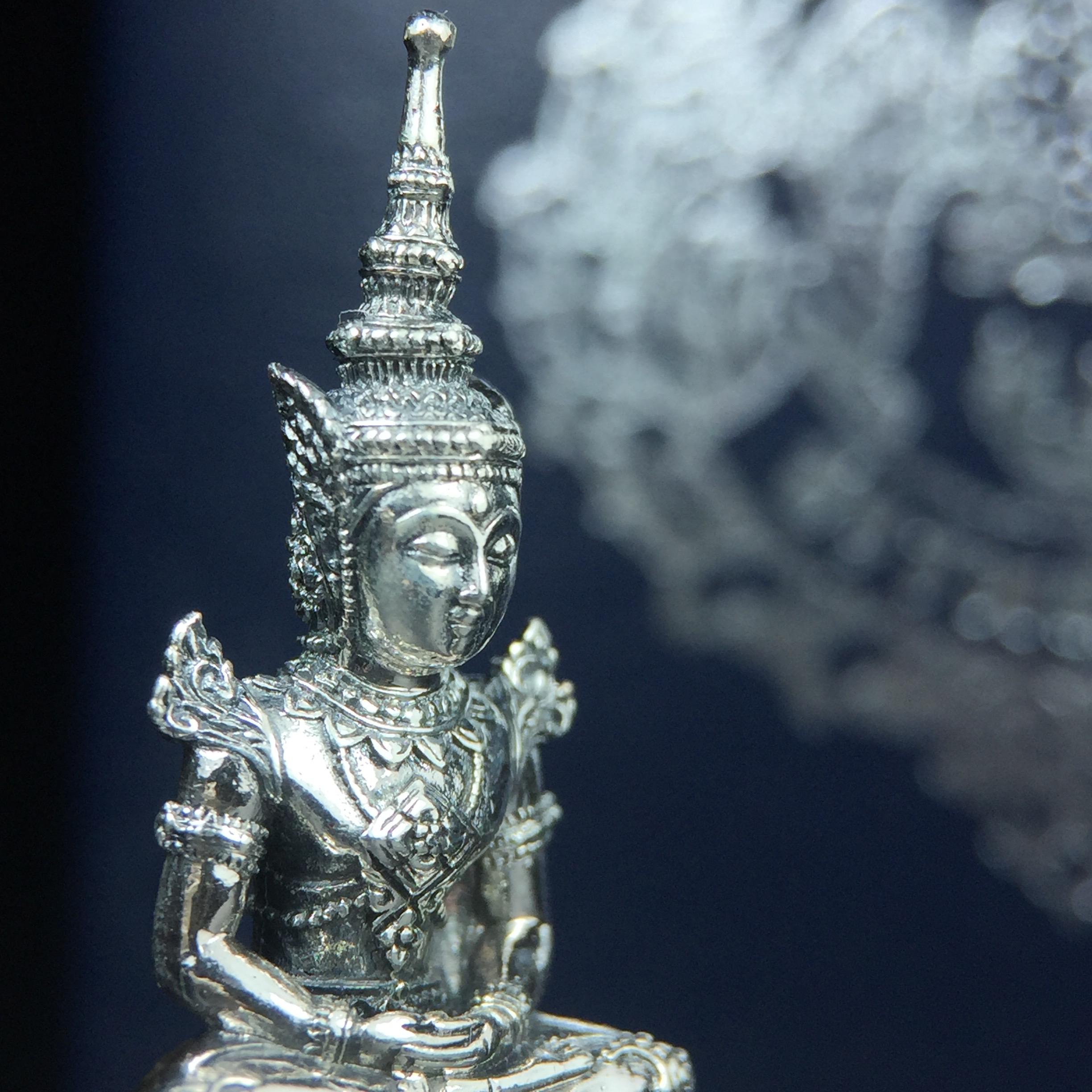 พระแก้วมรกต กรมสรรพสามิตจัดสร้างขึ้นเนื่องในโอกาสครบรอบ 64 ปีของกรมสรรพสามิต และเนื่องในวโรกาสที่พระบาทสมเด็จพระเจ้าอยู่หัวทรงครองราชย์ครบ 50 ปีในปีกาญจนาภิเษก เมื่อ พ.ศ.2539 เนื้อเงินรมดำขัดเงาพร้อมกล่องบรรจุเดิม