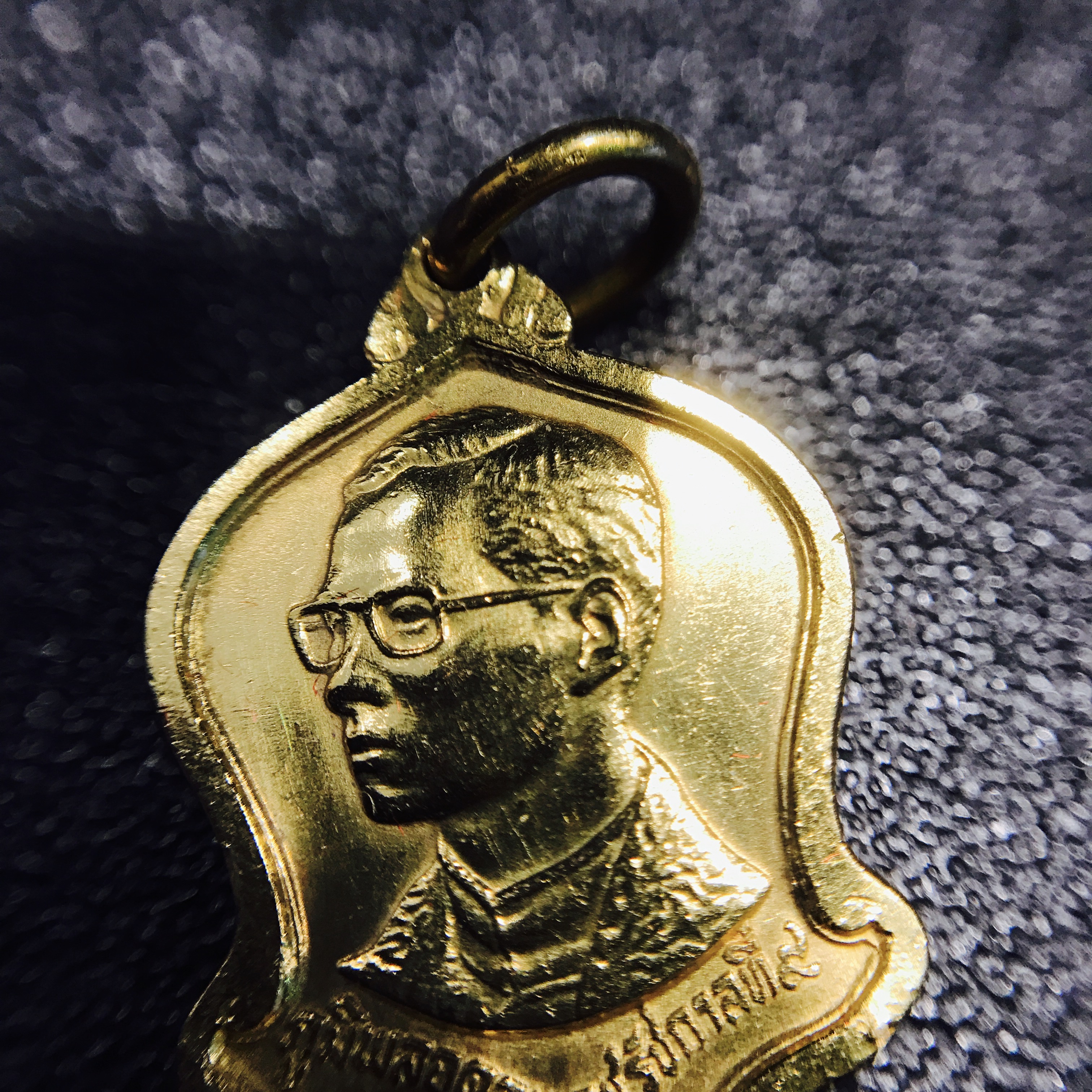 เหรียญที่ระลึกมหามงคลพระชนพรรษา 60 ปี 5 รอบ ปี2530 เนื้อทองคำ พิมพ์เล็ก ทรงเสมา(ระฆังคว่ำ)หายากสร้างน้อย