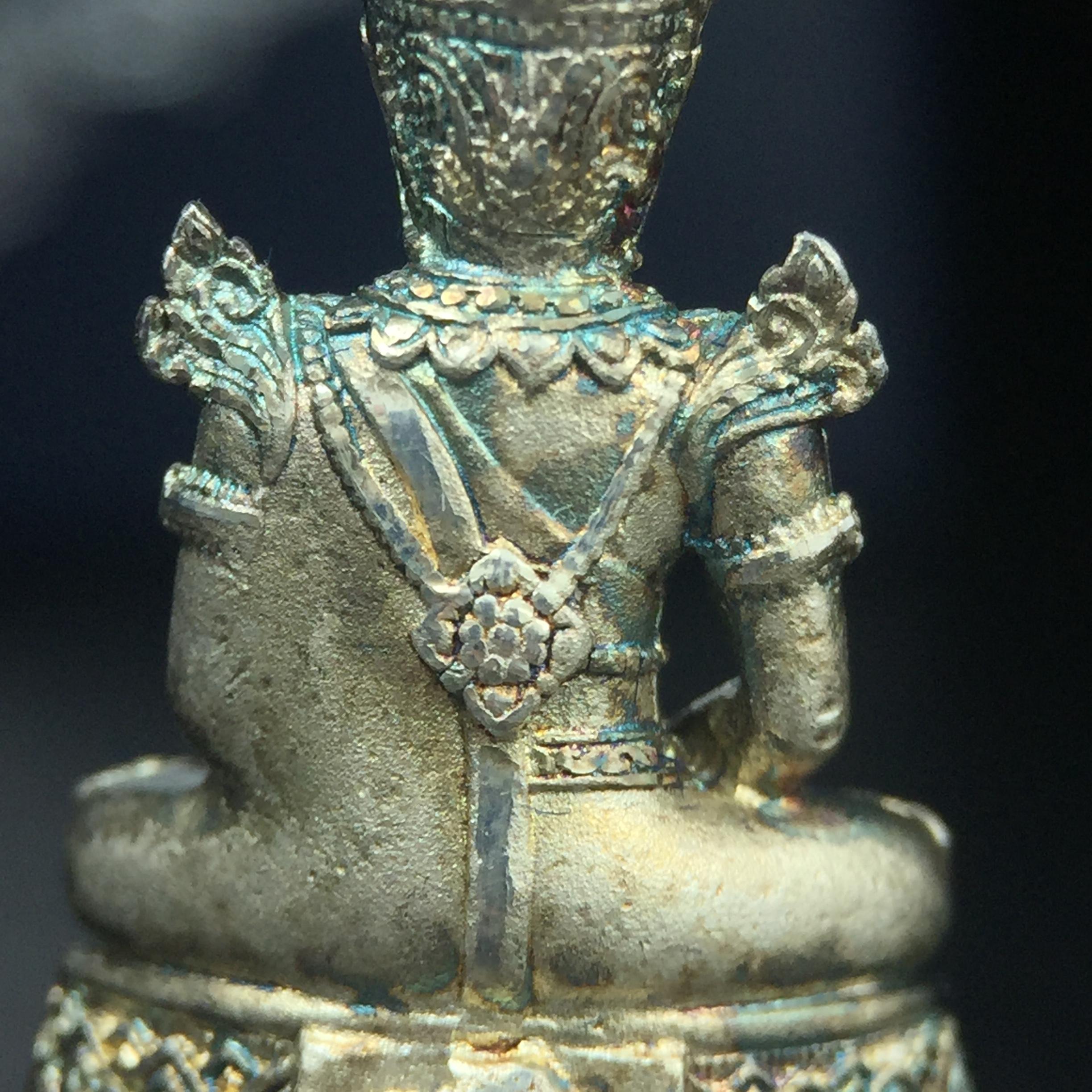 พระแก้วมรกต กรมสรรพสามิตจัดสร้างขึ้นเนื่องในโอกาสครบรอบ 64 ปีของกรมสรรพสามิต และเนื่องในวโรกาสที่พระบาทสมเด็จพระเจ้าอยู่หัวทรงครองราชย์ครบ50ปีเมื่อ พ.ศ.2539 เนื้อเงินทรายนวลขัดเงา(ผิวเดิมๆขึ้นสีรุ้งธรรมชาติสวย(สเน่ห์พระเนื้อเงินสีสันที่ธรรมชาติสรรค์สร้าง)