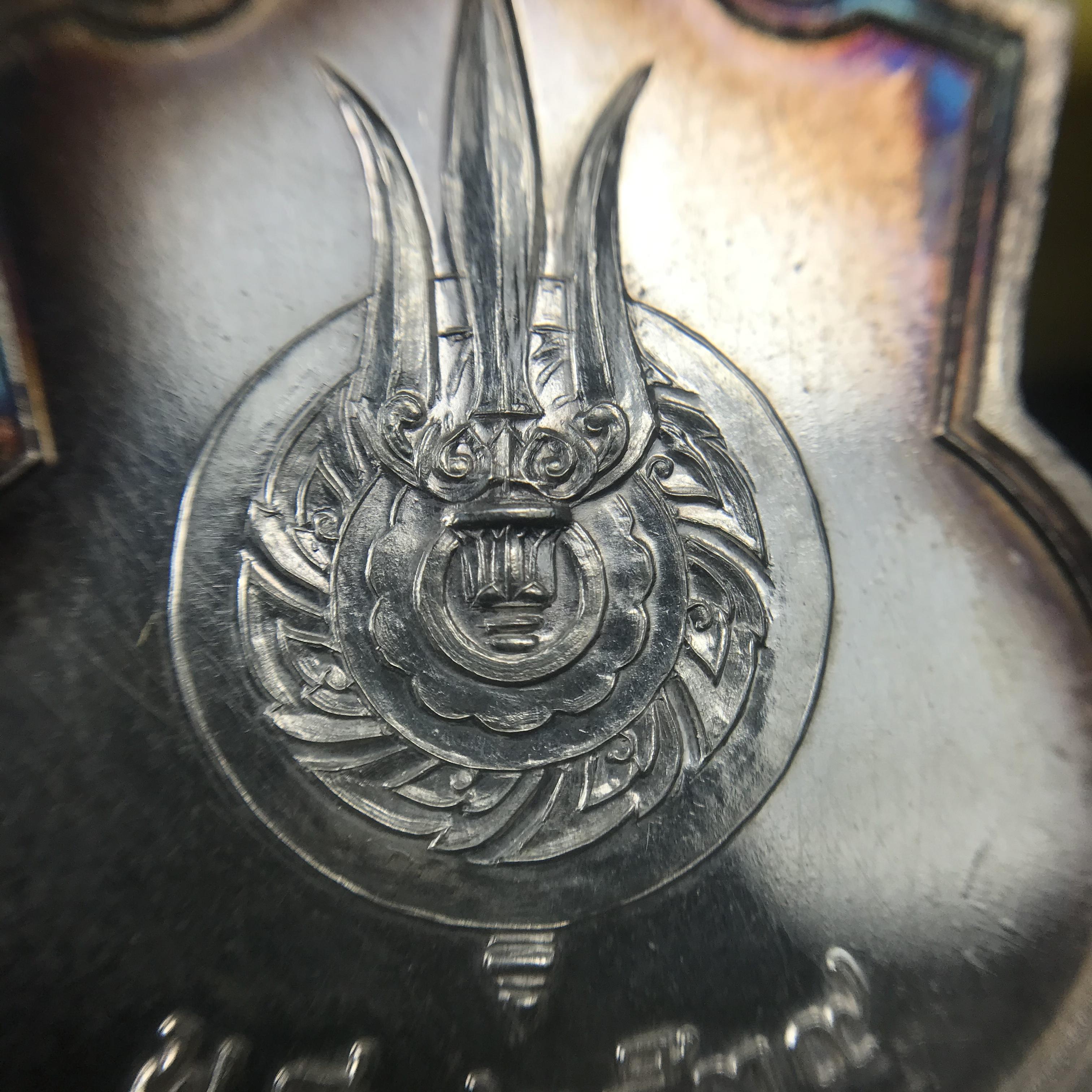 เหรียญพระบาทสมเด็จพระเจ้าอยู่หัว รัชกาลที่9ประทับนั่งบัลลังก์ กระทรวงมหาดไทยจัดสร้าง ปี2539 เนื้อเงินกล่องบรรจุเดิมสภาพสวย เนื้อเงินผิวเดิมขึ้นสีรุ้งธรรมชาติ แบบนิยม หายาก