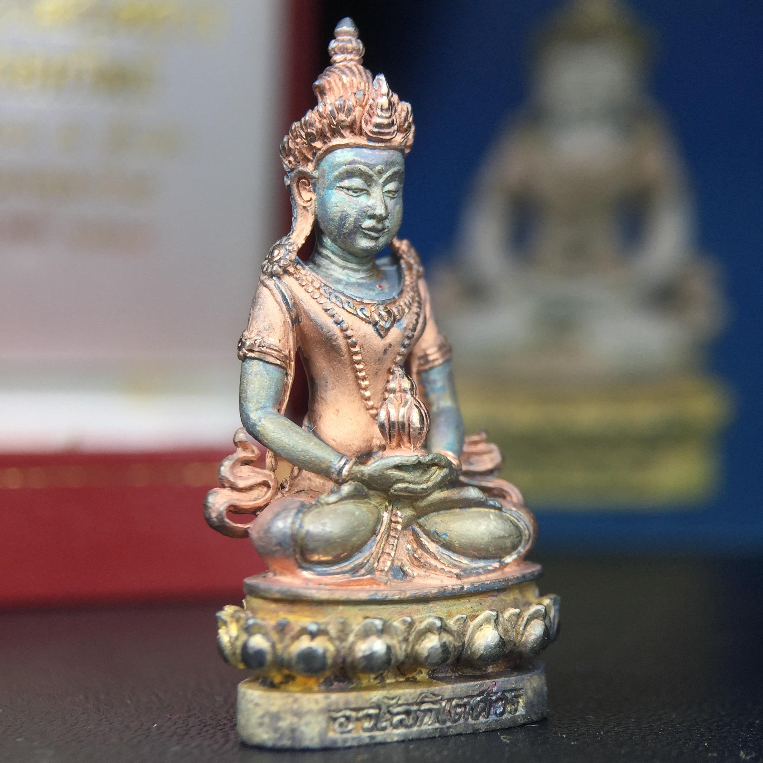 พระกริ่งอวโลกิเตศวร ( เจ้าแม่กวนอิม ) วัดโพธิ์แมนคุณาราม รุ่นอุดมโภคทรัพย์ พ.ศ.2539 เนื้อเงิน 3 กษัตริย์ พ่นทราย(ผิวเดิม ขึ้นสีรุ้งธรรมชาติ แบบนิยม เสน่ห์ของพระเนื้อเงิน) (พร้อมกล่องบรรจุการ์ดใบรับรองเดิมครบ) (อีกหนึ่งรุ่นยอดนิยม พุทธศิลป์สวยงดงาม)