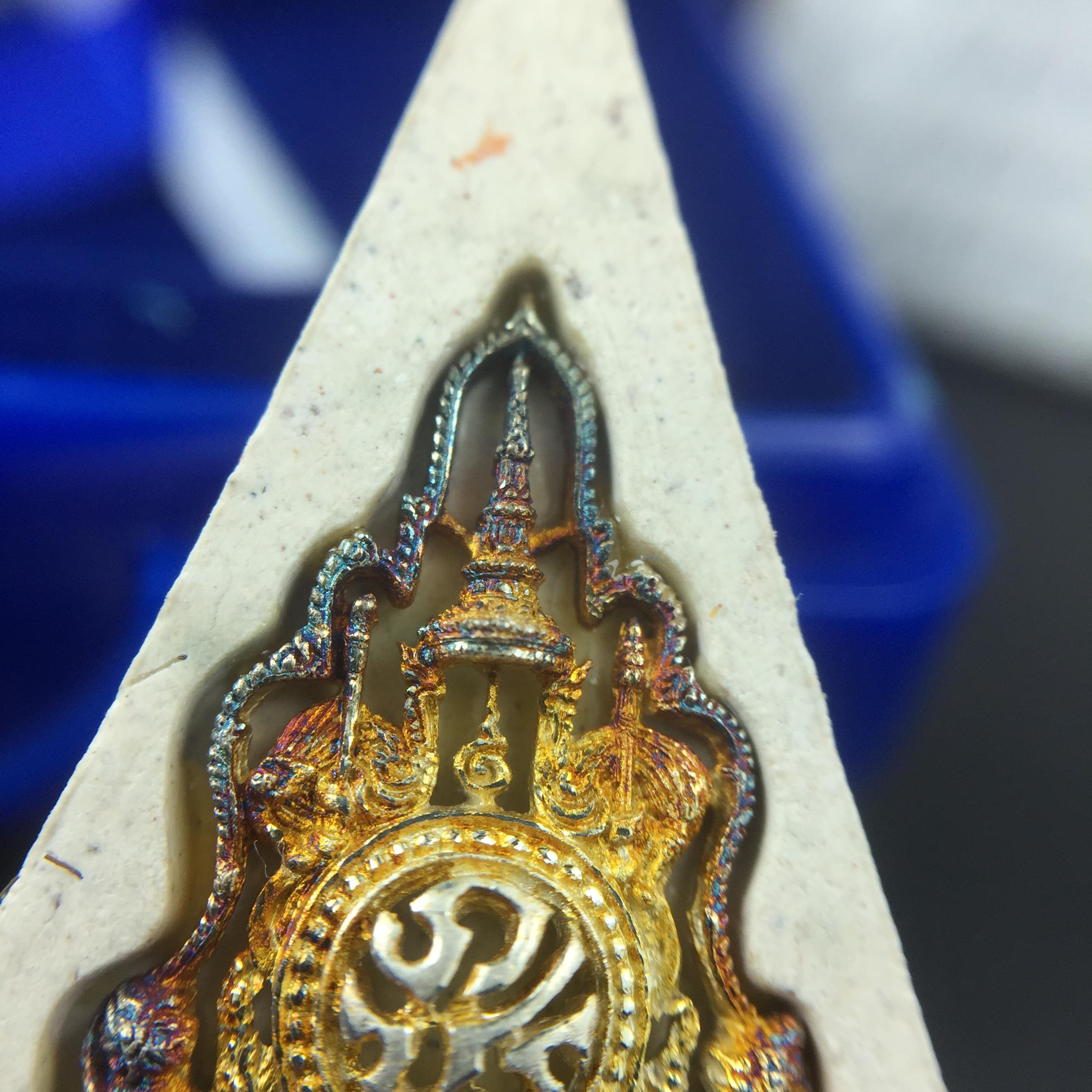 พระแก้วมรกต(จำลอง)ทรงเครื่องฤดูร้อน พระผงบูชา ด้านหน้าปิดทอง ด้านหลังตราฉลองสิริราชสมบัติครบ 60ปี เนื้อเงินขึ้นสีรุ้งธรรมชาติสร้างสรรค์งดงาม(รุ่นนี้ได้พระราชทานเส้นพระเจ้า(เส้นผม)รัชกาลที่9ในการจัดสร้าง)***องค์นี้พิเศษมองเห็นเส้นผมติดอยู่ด้านหลังชัดเจน***