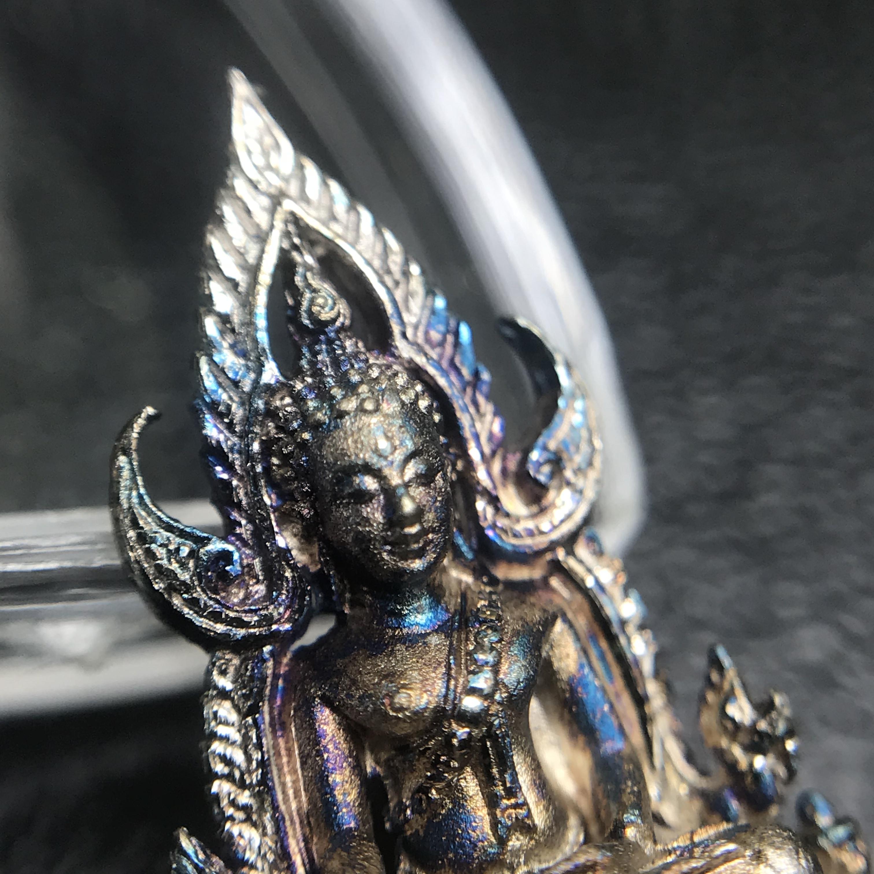 พระพุทธชินราช(จำลอง) ภปร. 84 พรรษา เนื้อเงินชุบทองคำขาว พิมพ์เล็กขนาดหน้าตัก 1/4 นิ้ว (สภาพผิวเดิมสวย ขึ้นสีรุ้งธรรมชาติ แบบนิยม)(พระราชทานมวลสาร จิตรลดาและเส้นพระเจ้า(เส้นผม))