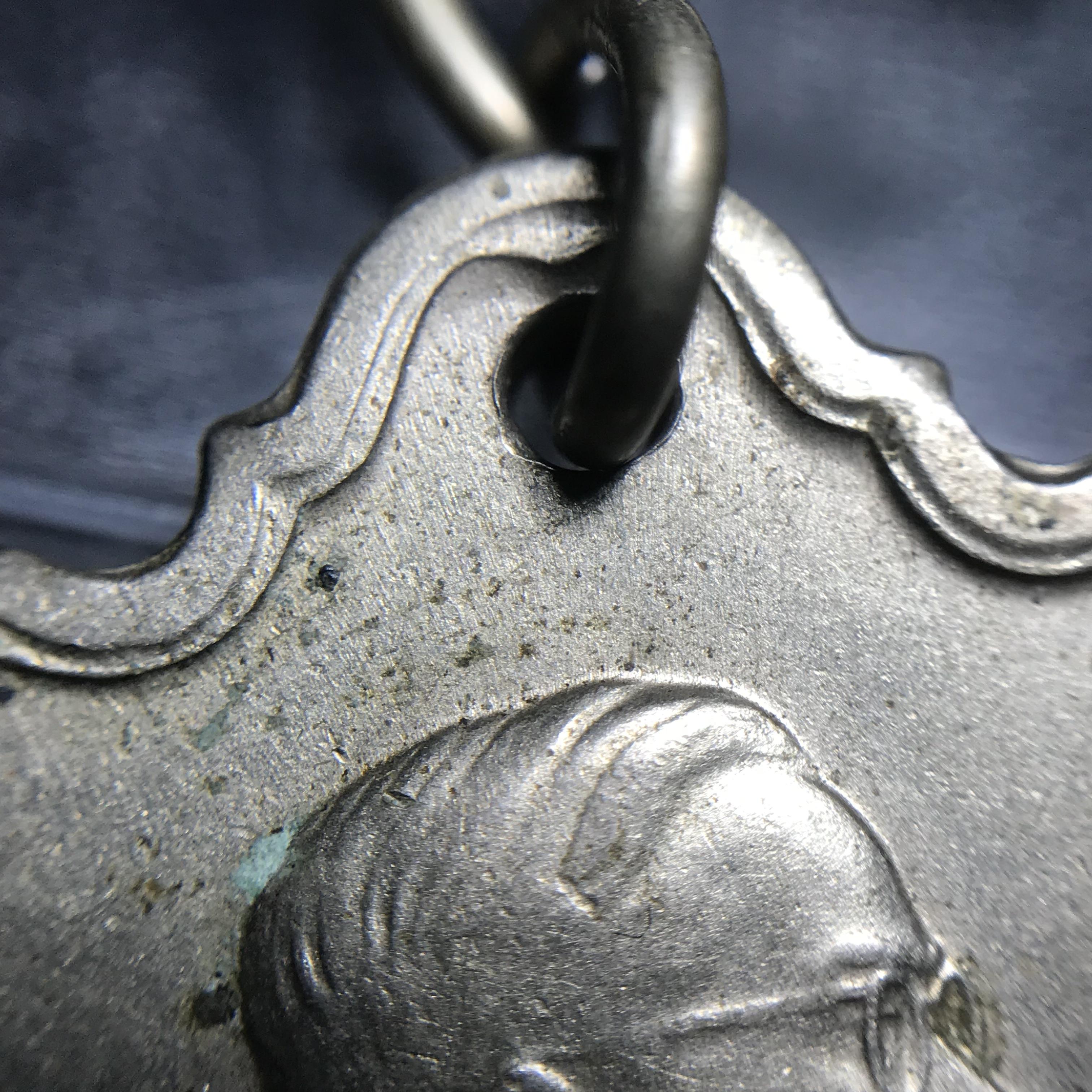 เหรียญอนุสรณ์มหาราช 3รอบ รัชกาลที่9 ปี2506 เนื้ออัลปาก้า โค๊ด "สว" สายโซ่คล้องเดิม(สภาพคัดสวยผิวเดิมโค๊ต “สว” ด้านซ้ายหายากนิยม)