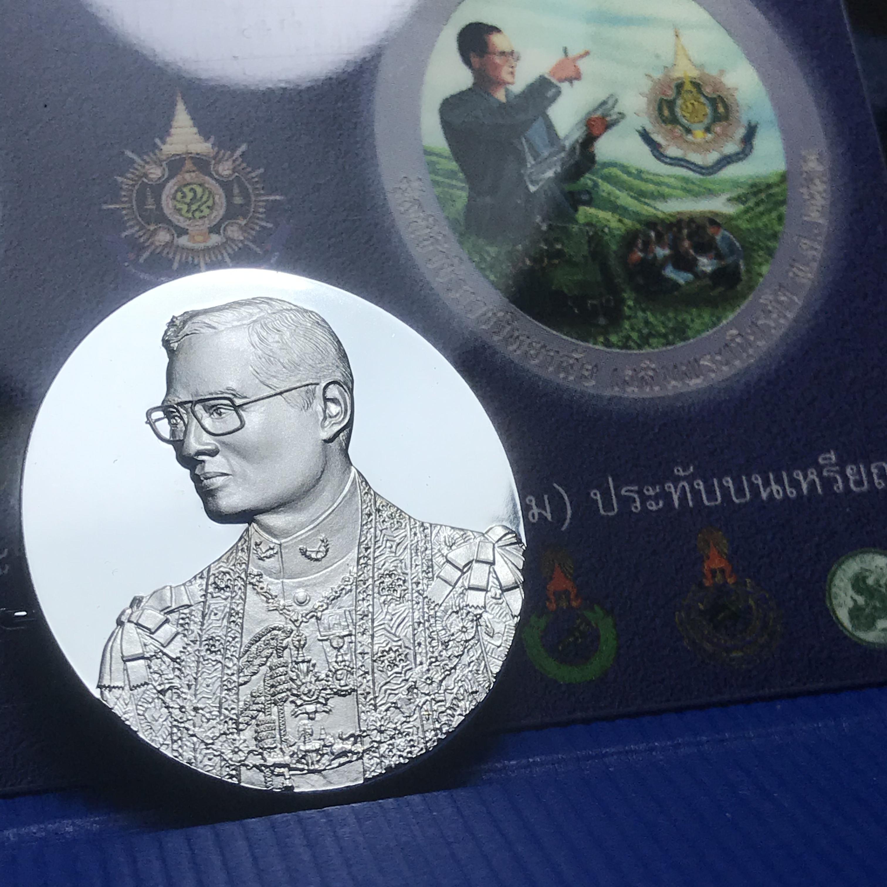 เหรียญ ร.9 เฉลิมพระเกียรติ 72 พรรษา 3 มิติโฮโลแกรม(รุ่นแรก) เนื้อเงินขัดเงา(ผลิตจากโรงงานกษาปณ์ฮูกานินทร์ ประเทศสวิสเซอร์แลนด์)(สภาพสวยเดิมพร้อมกล่องบรรจุใบรับรองเดิม)สร้างน้อยหายาก